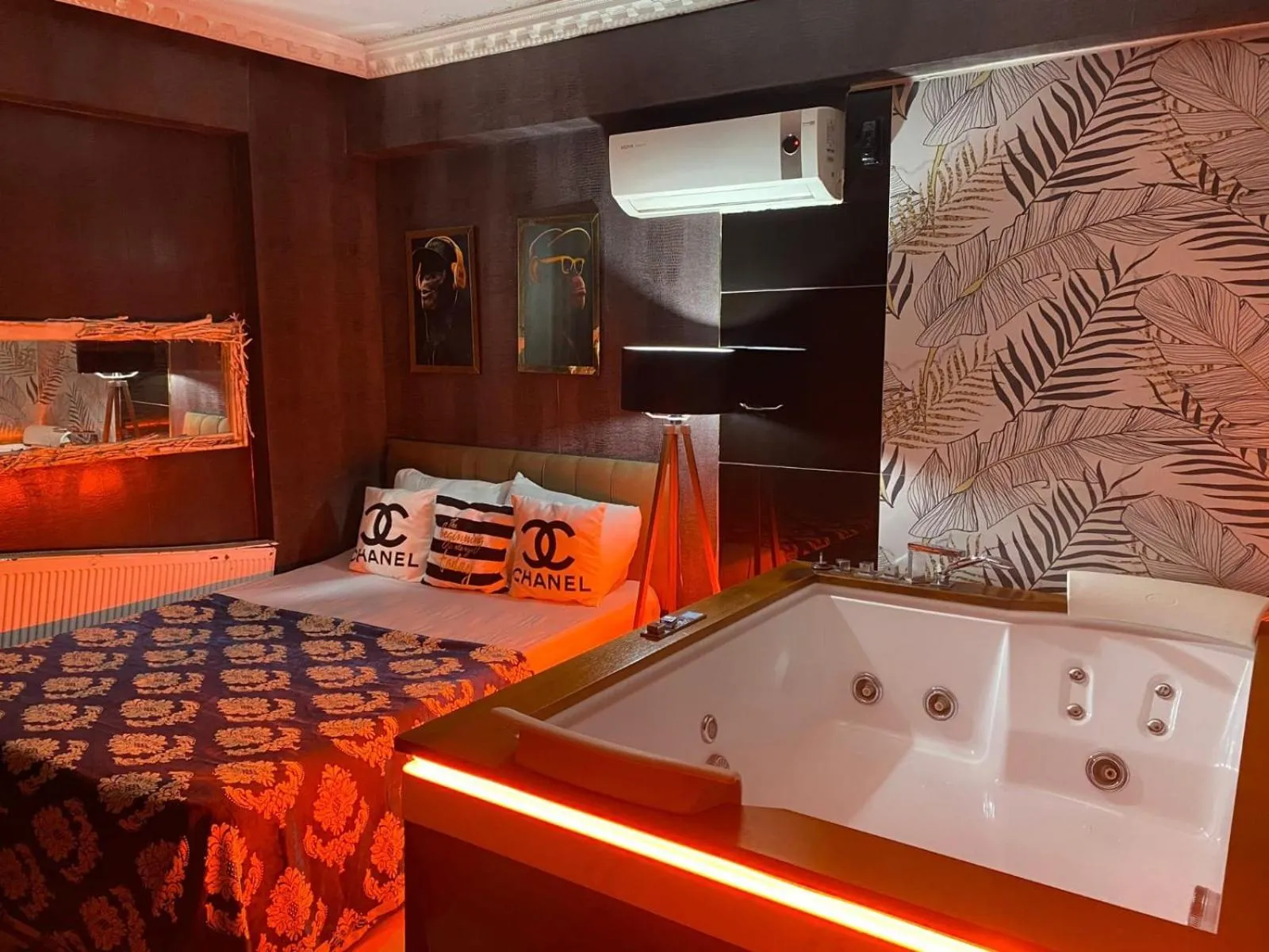 Bed in Royal Suite Hotel