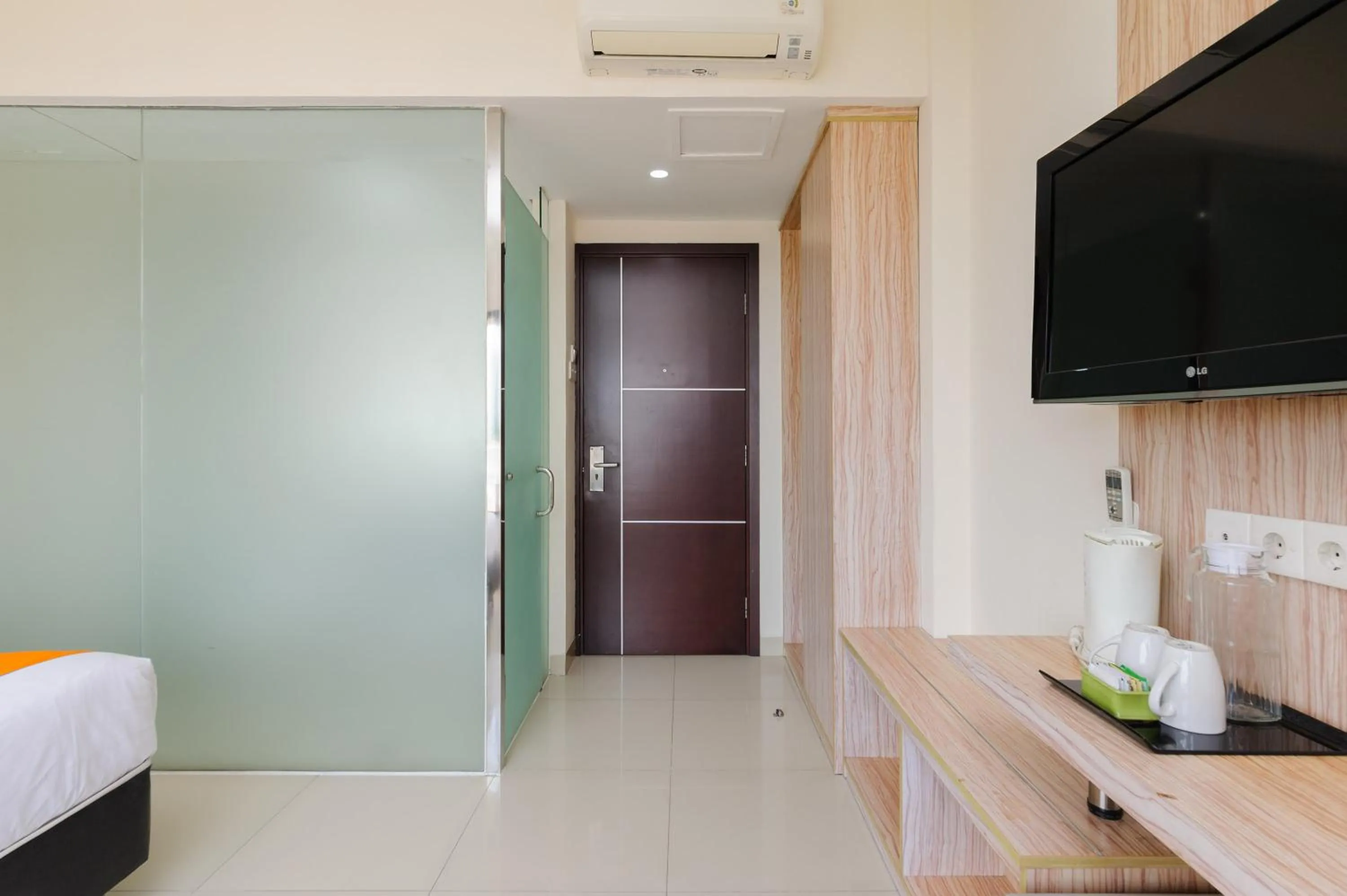 TV and multimedia, Bed in Sans Hotel The Green Bekasi by RedDoorz