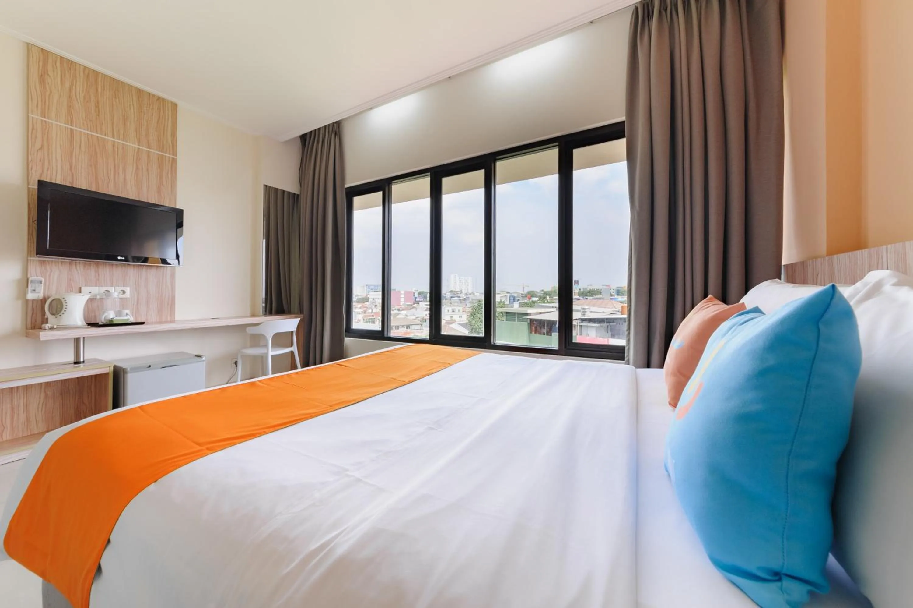Bedroom, Bed in Sans Hotel The Green Bekasi by RedDoorz