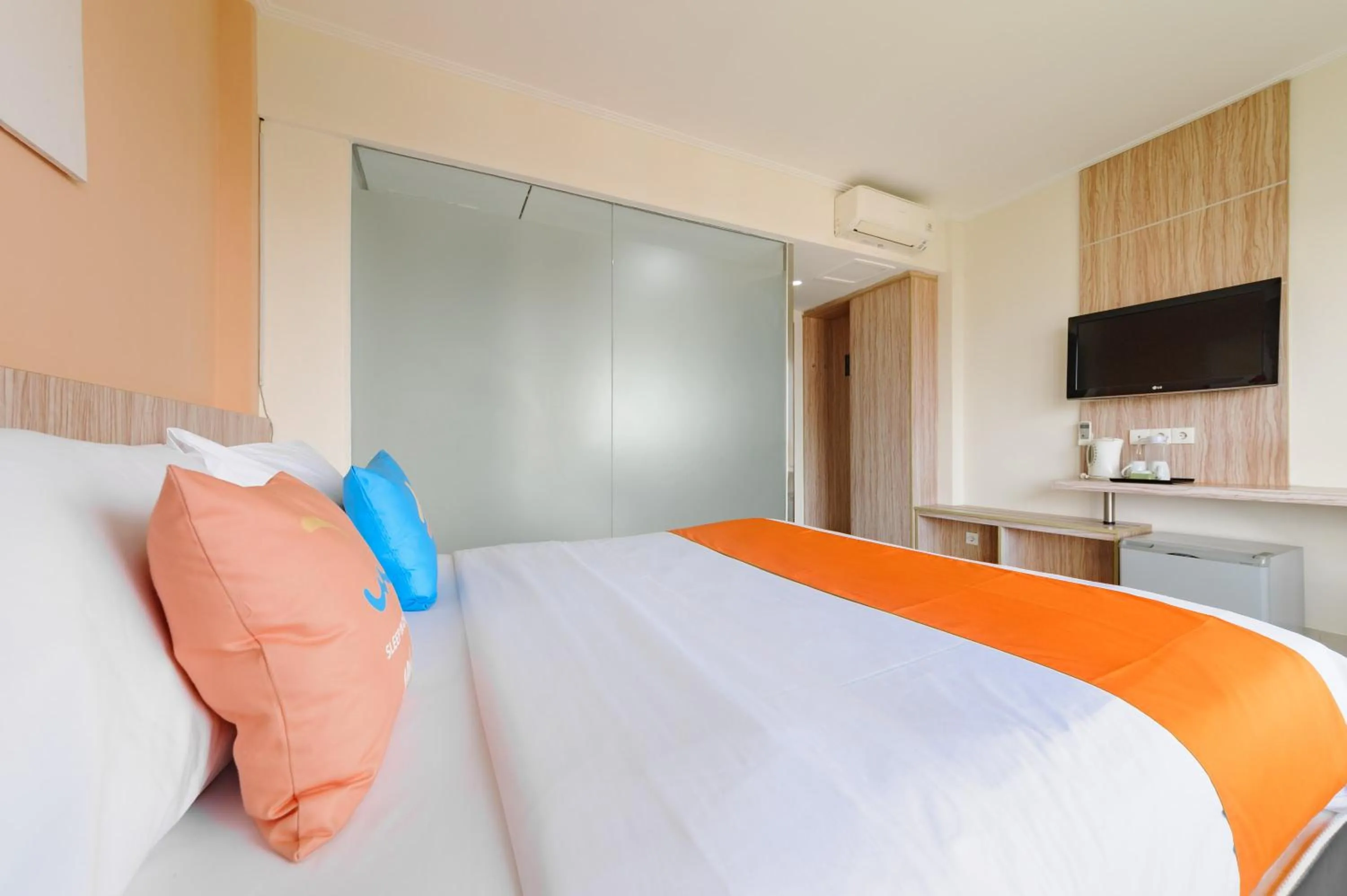 Bedroom, Bed in Sans Hotel The Green Bekasi by RedDoorz