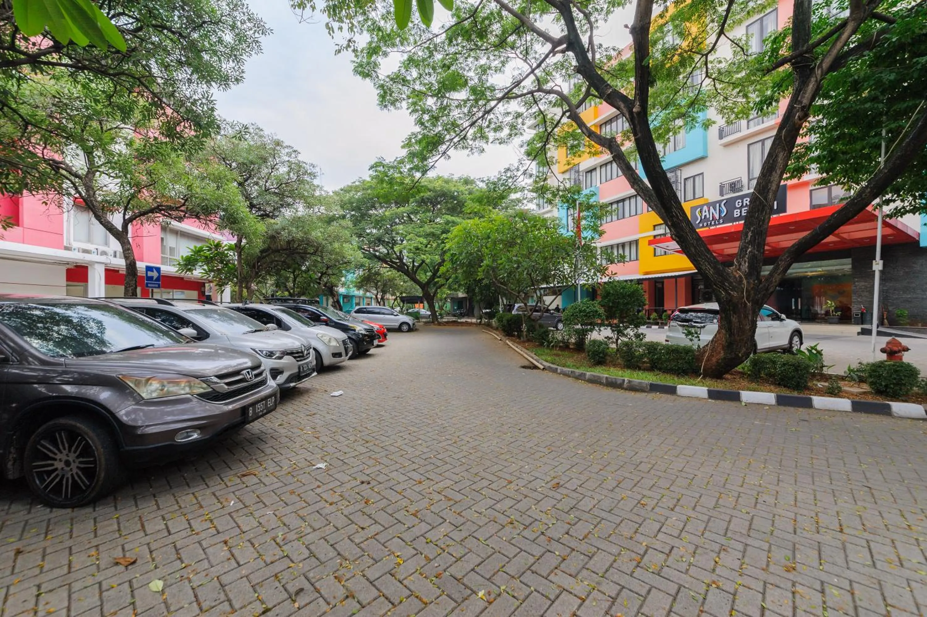 Parking in Sans Hotel The Green Bekasi by RedDoorz