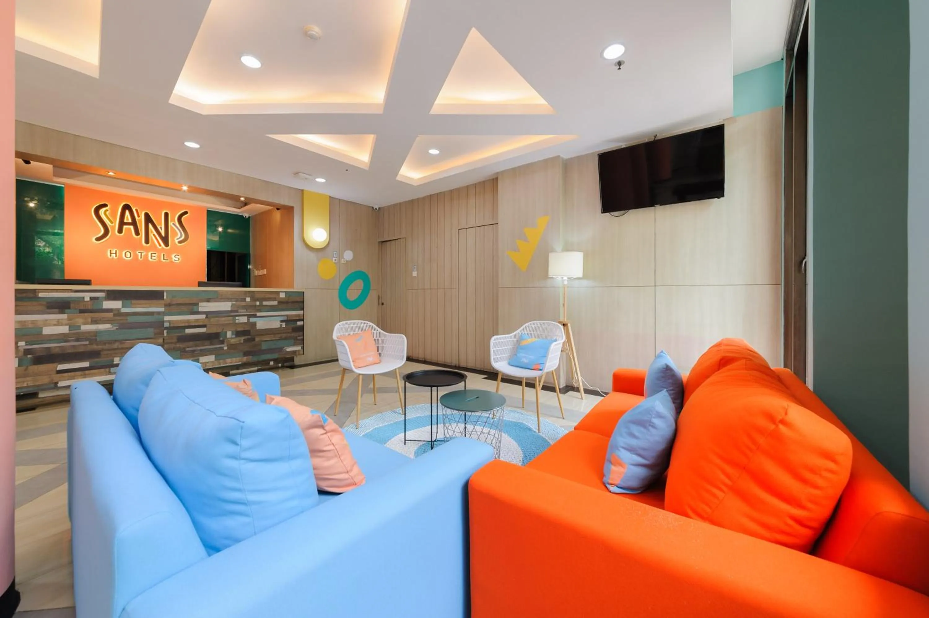 Lobby or reception in Sans Hotel The Green Bekasi by RedDoorz