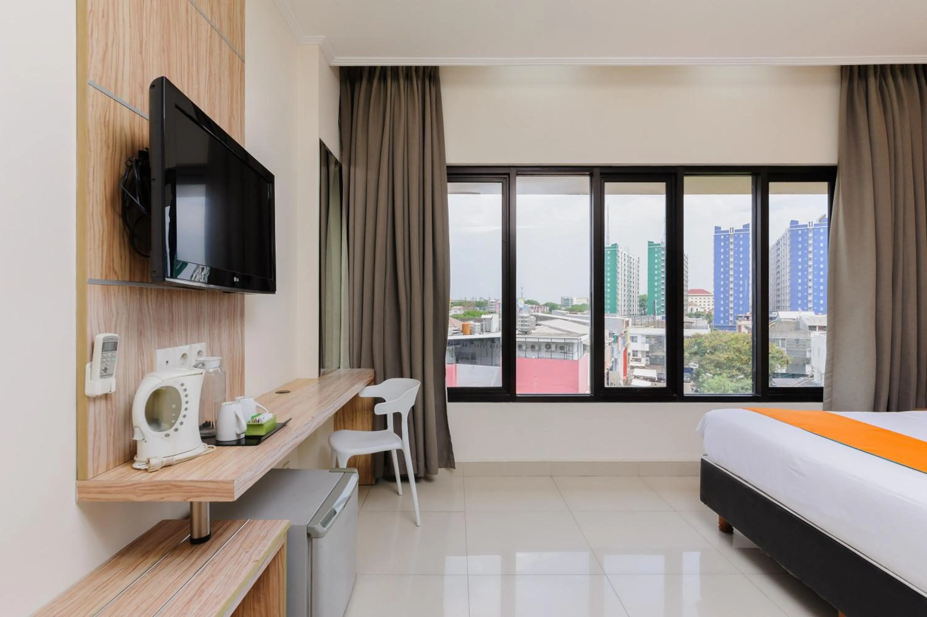 TV and multimedia, Bed in Sans Hotel The Green Bekasi by RedDoorz