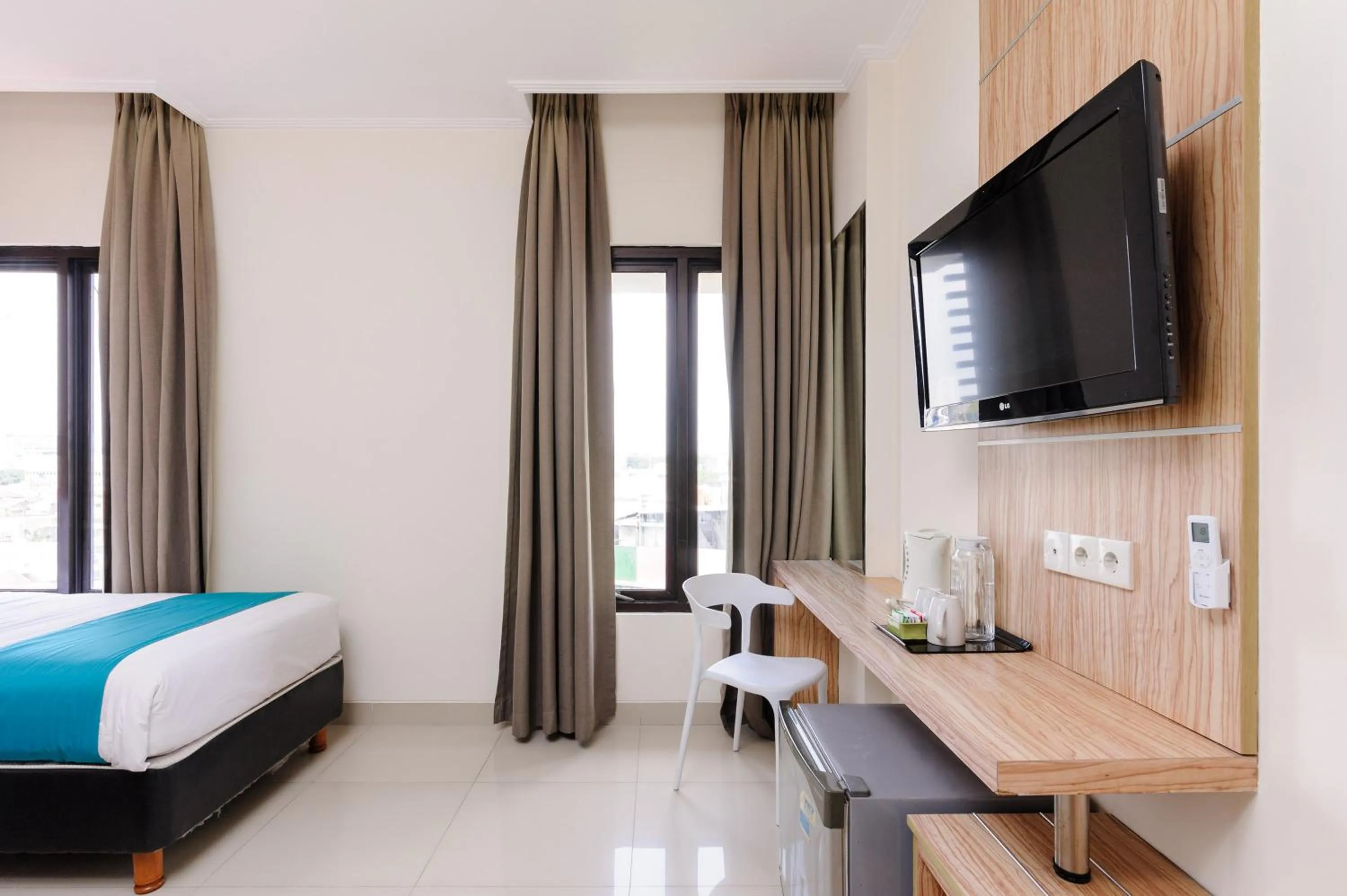 Bedroom, Bed in Sans Hotel The Green Bekasi by RedDoorz