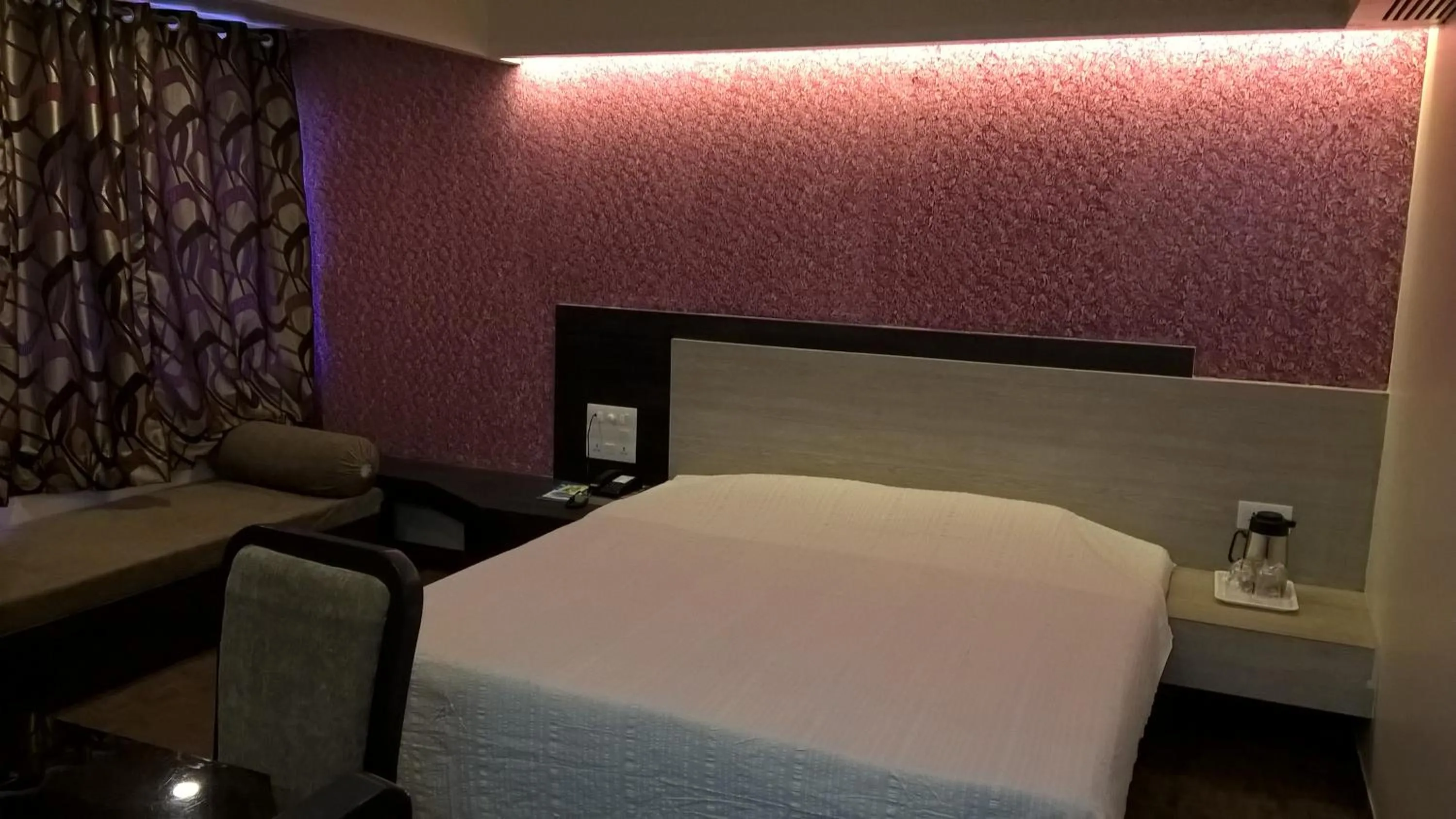 Bedroom, Bed in Hotel Supreme