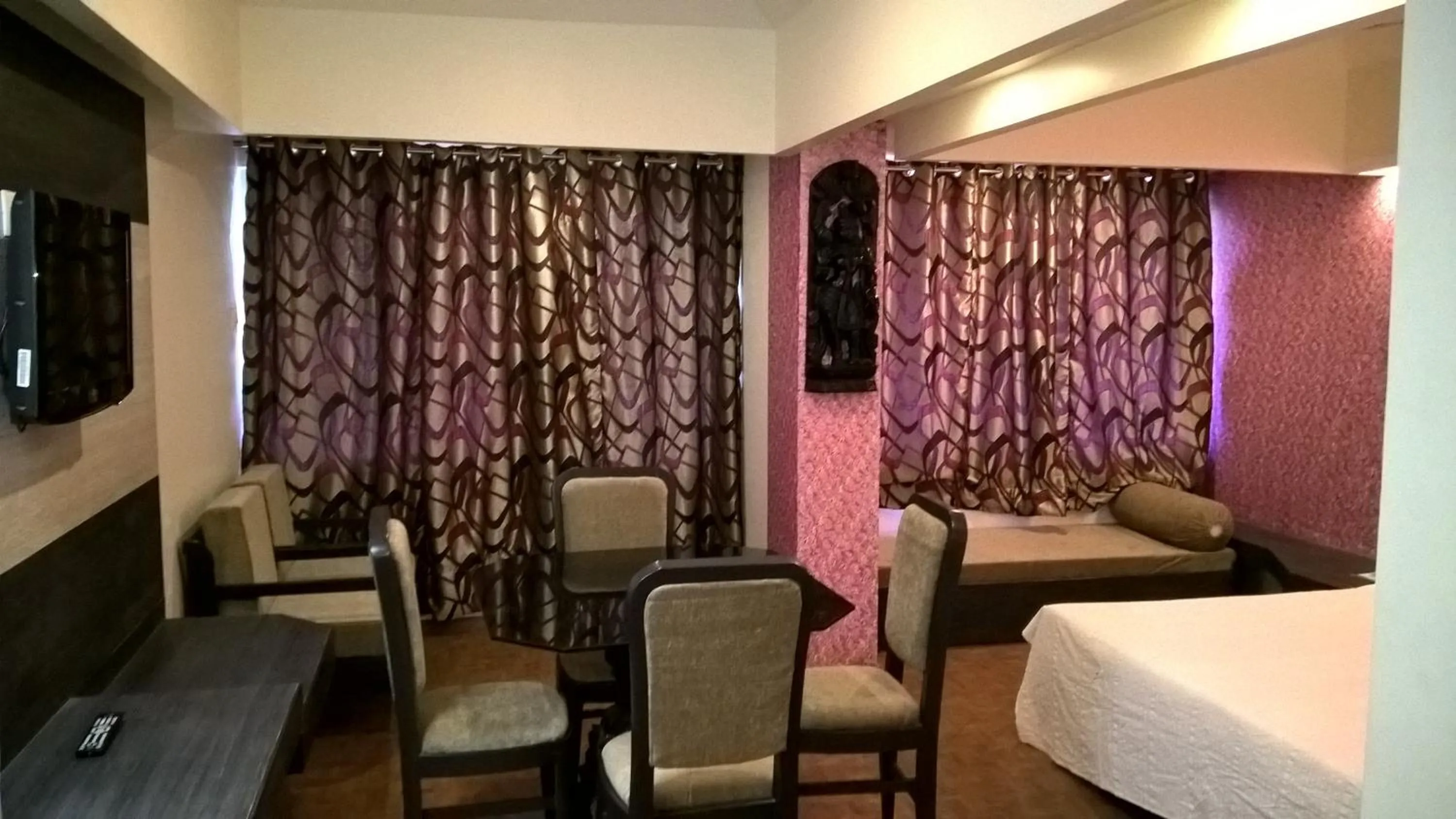 Dining area, Bed in Hotel Supreme