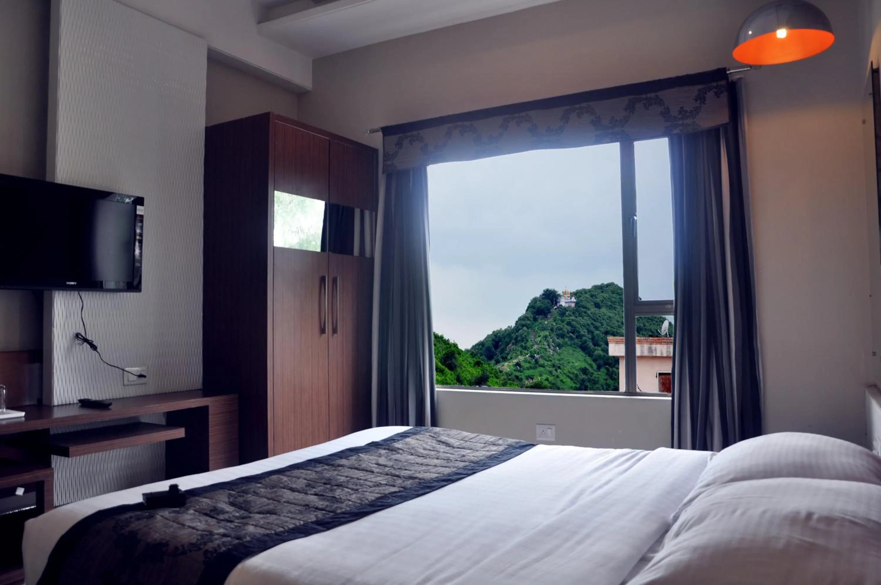 Bed in Hotel Sheela Shree Plaza