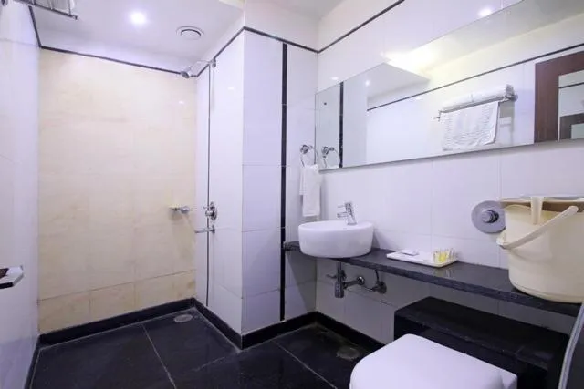 Bathroom in Hotel Sheela Shree Plaza