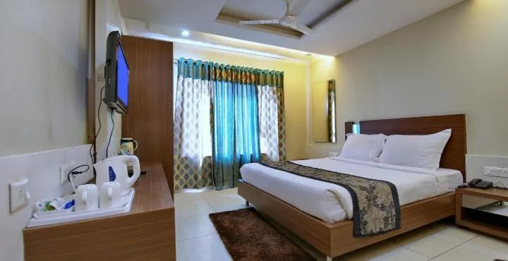 Bedroom, Bed in Hotel Sheela Shree Plaza