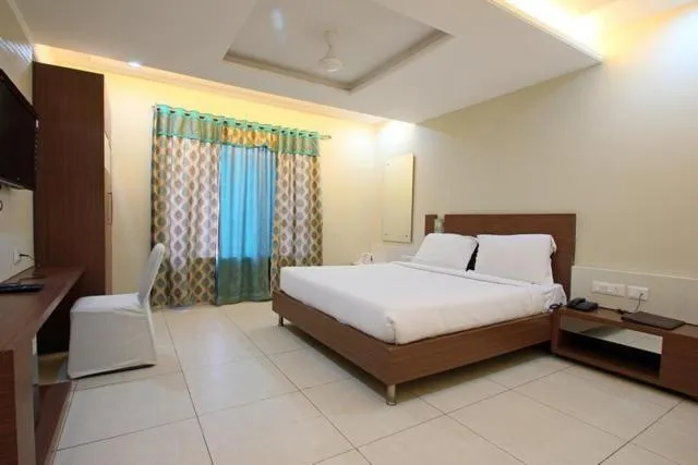 Bedroom, Bed in Hotel Sheela Shree Plaza