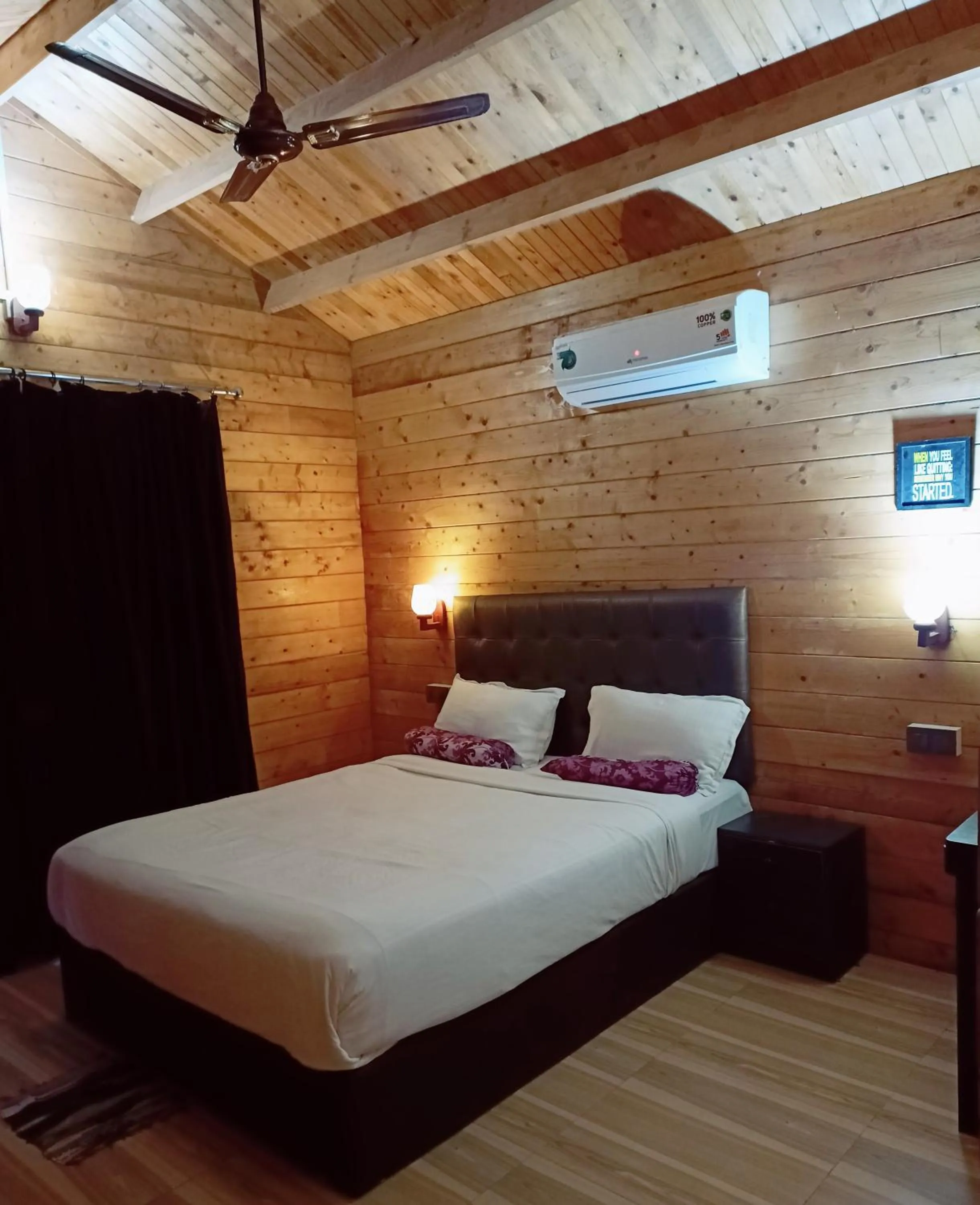 Bed in Greenland Cottage's Arambol