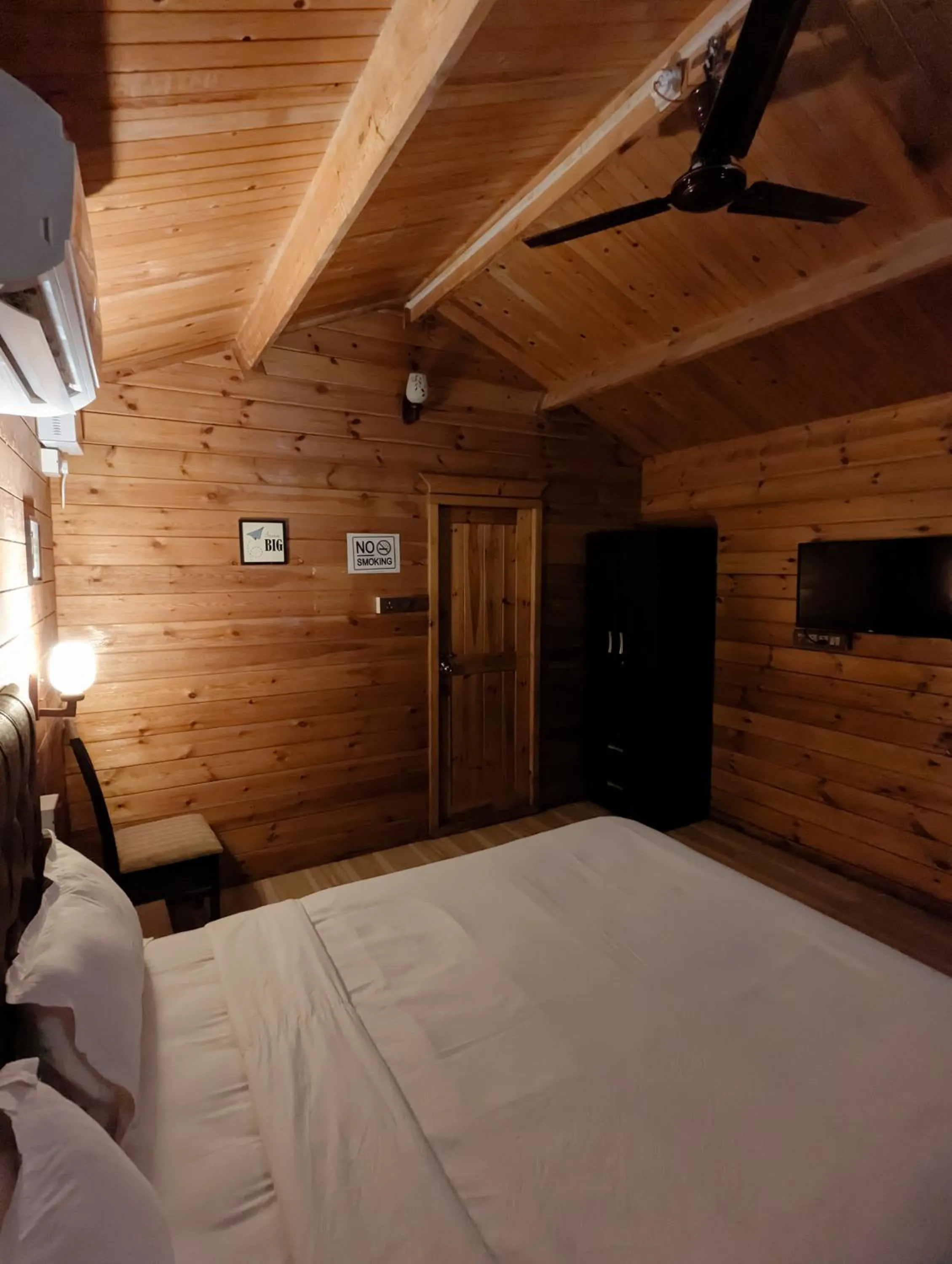 Bed in Greenland Cottage's Arambol