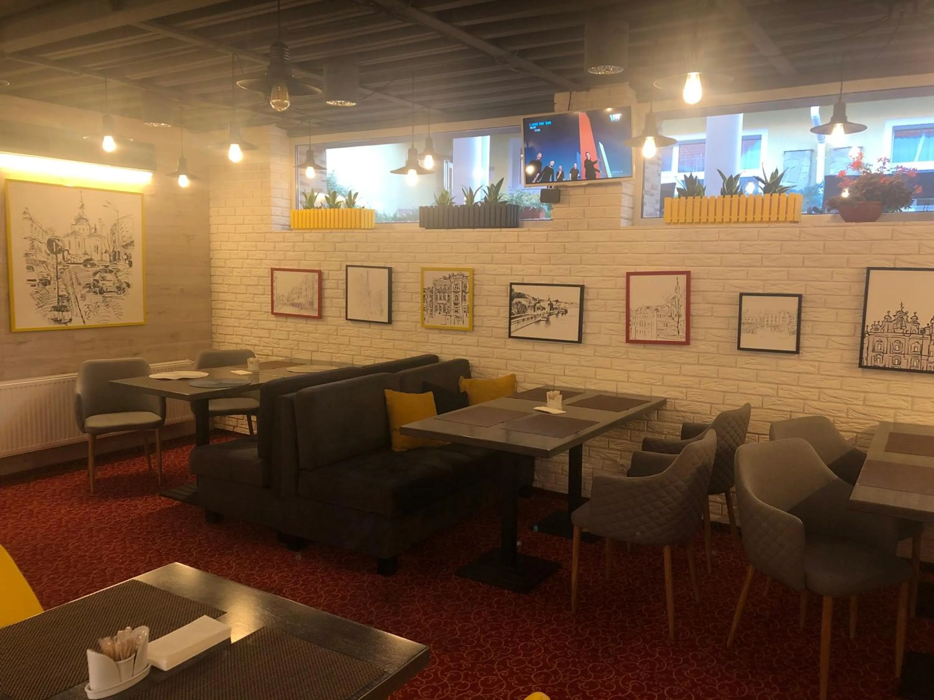 Restaurant/places to eat in Kiev 365 Park Hotel