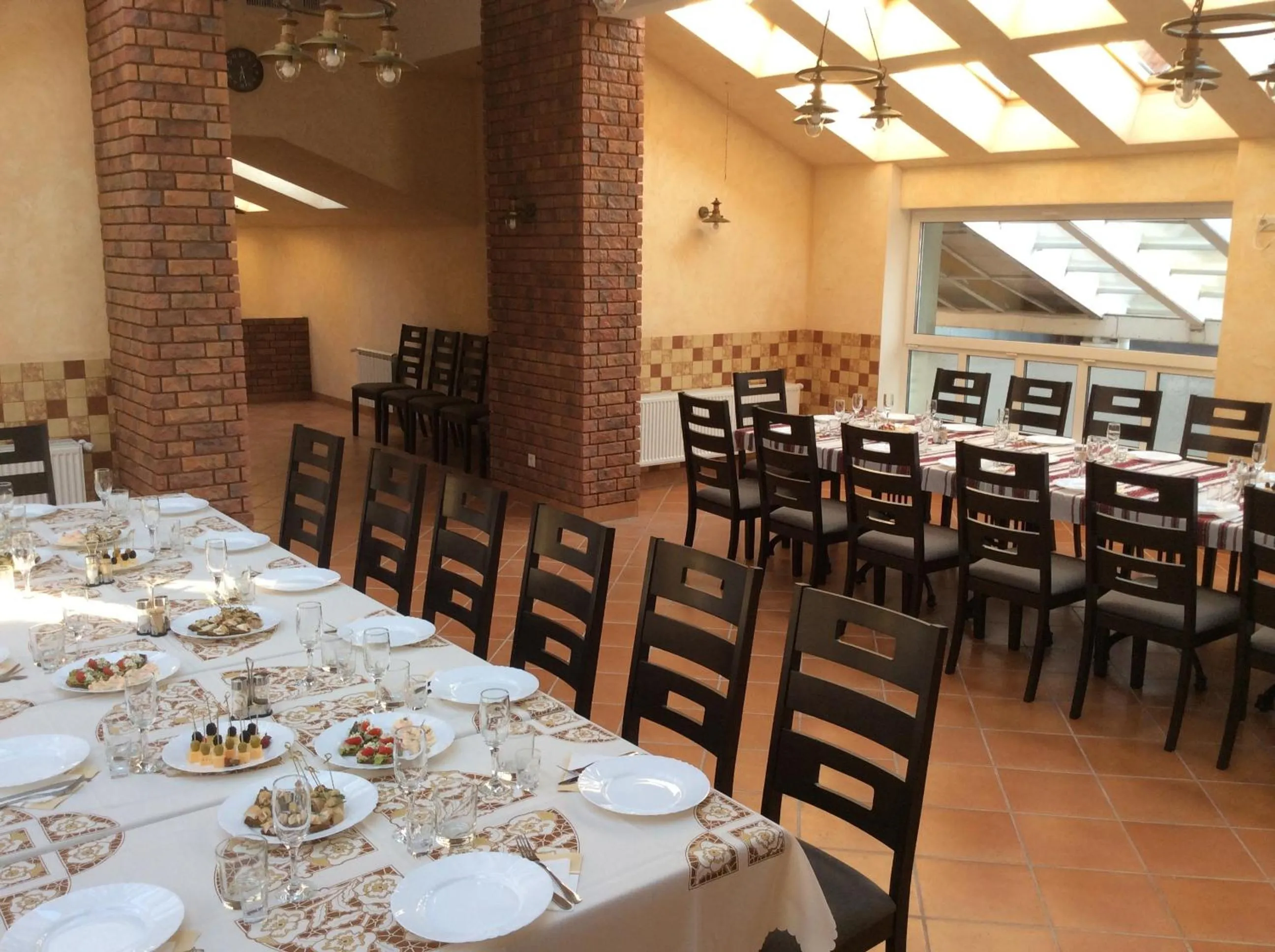 Restaurant/places to eat in Kiev 365 Park Hotel