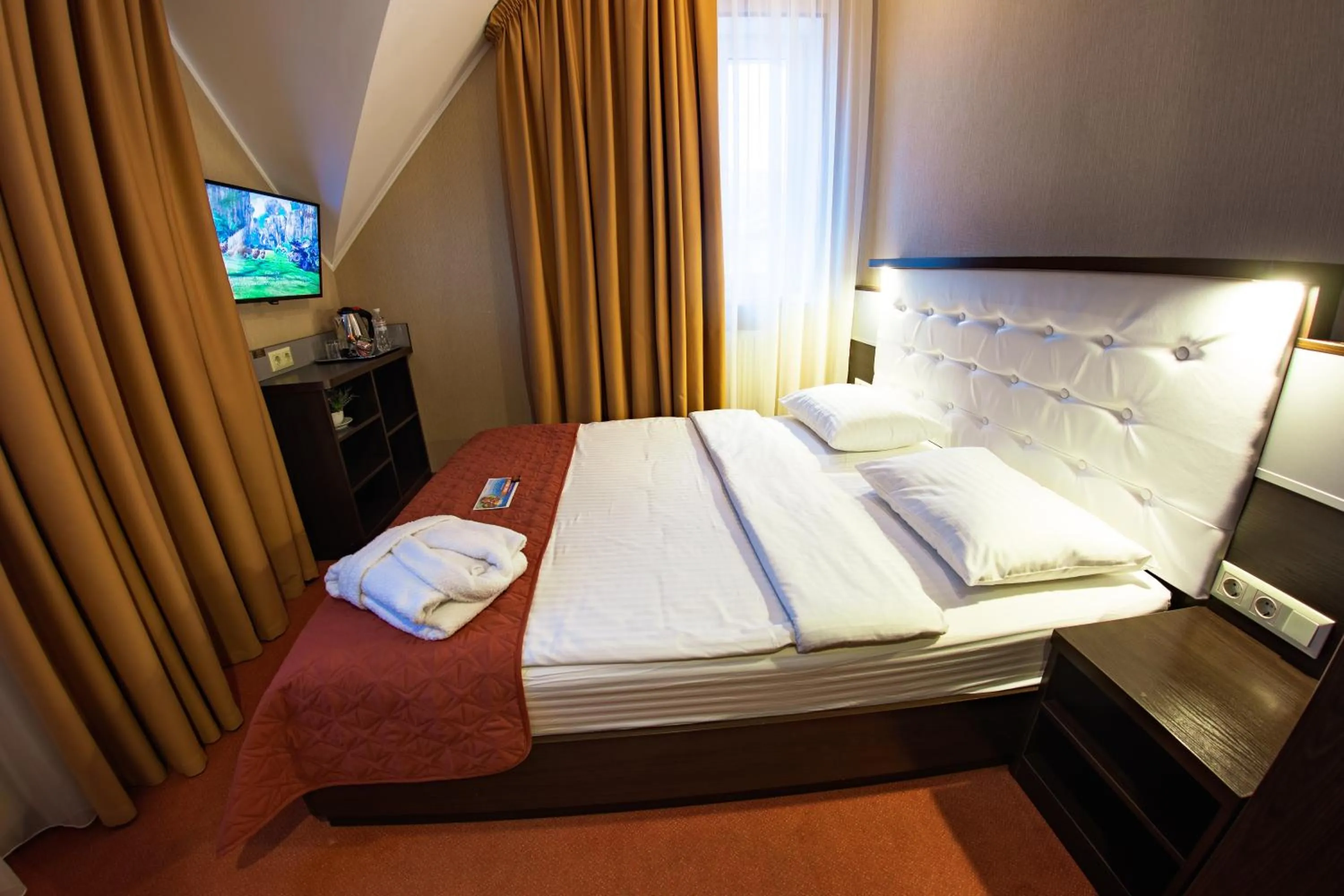 Bed in Kiev 365 Park Hotel