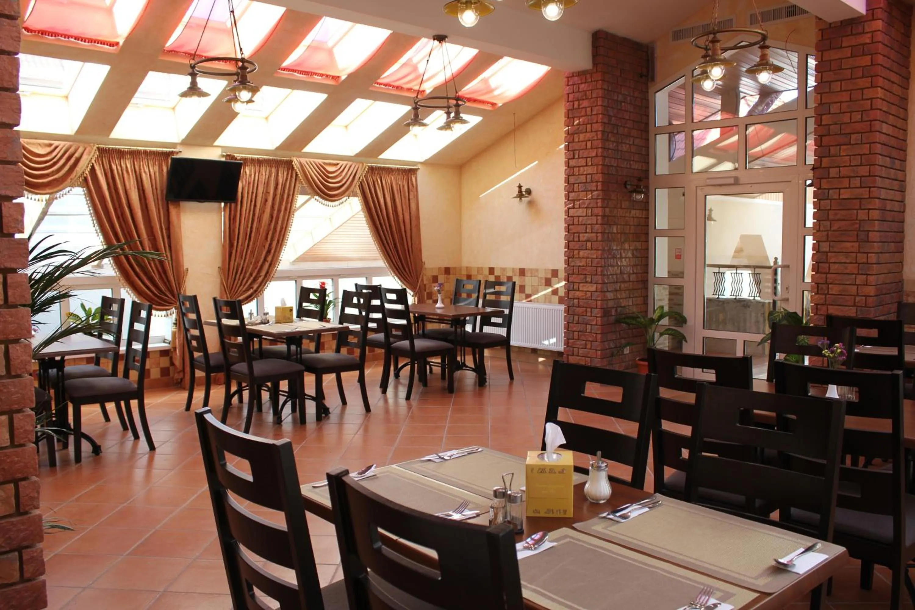 Restaurant/places to eat in Kiev 365 Park Hotel