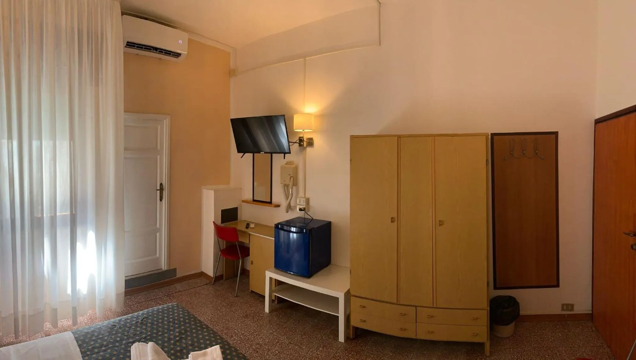 wardrobe, Bed in Hotel Aurora