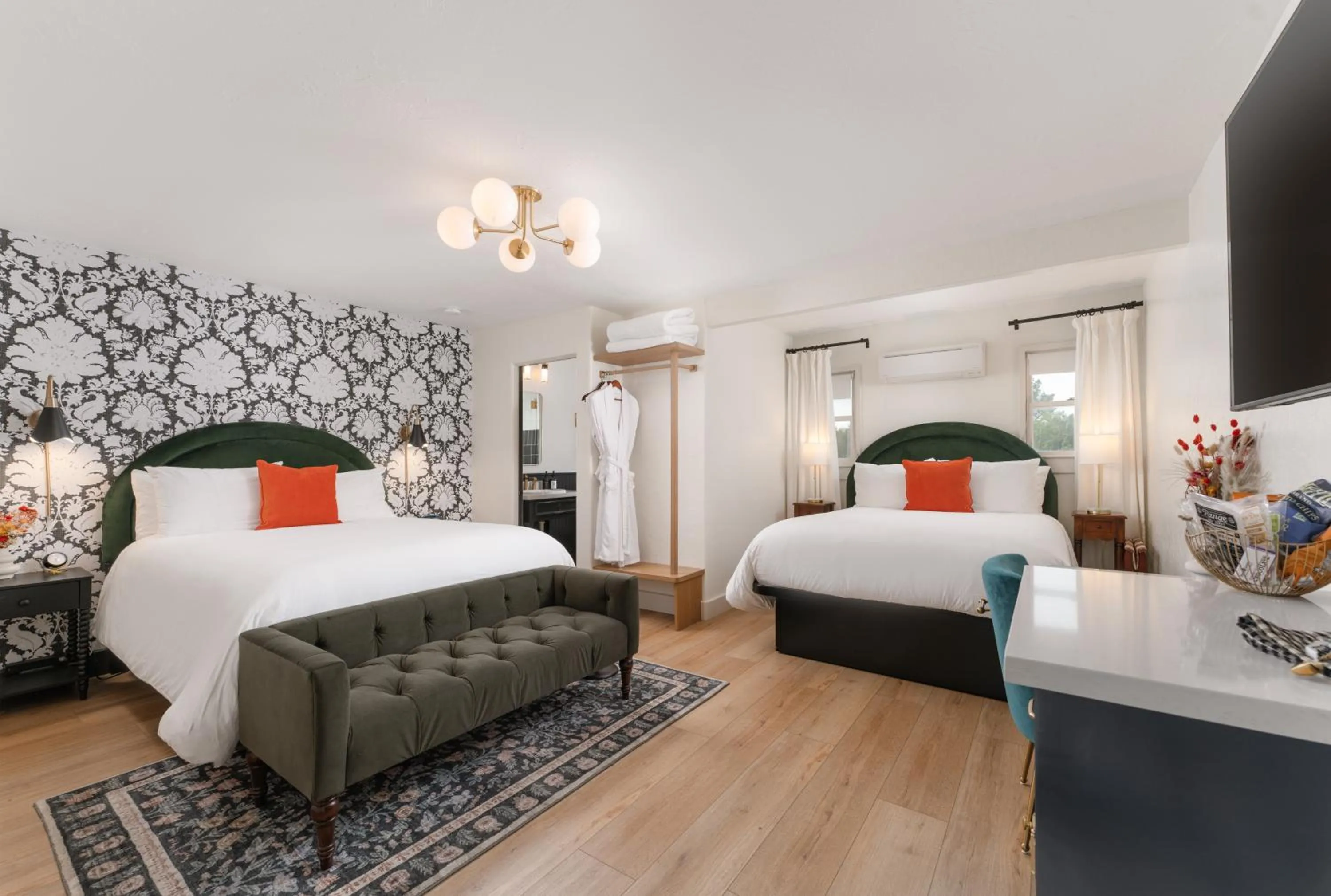 Photo of the whole room, Bed in Petit Soleil - Bed, Breakfast and Bar