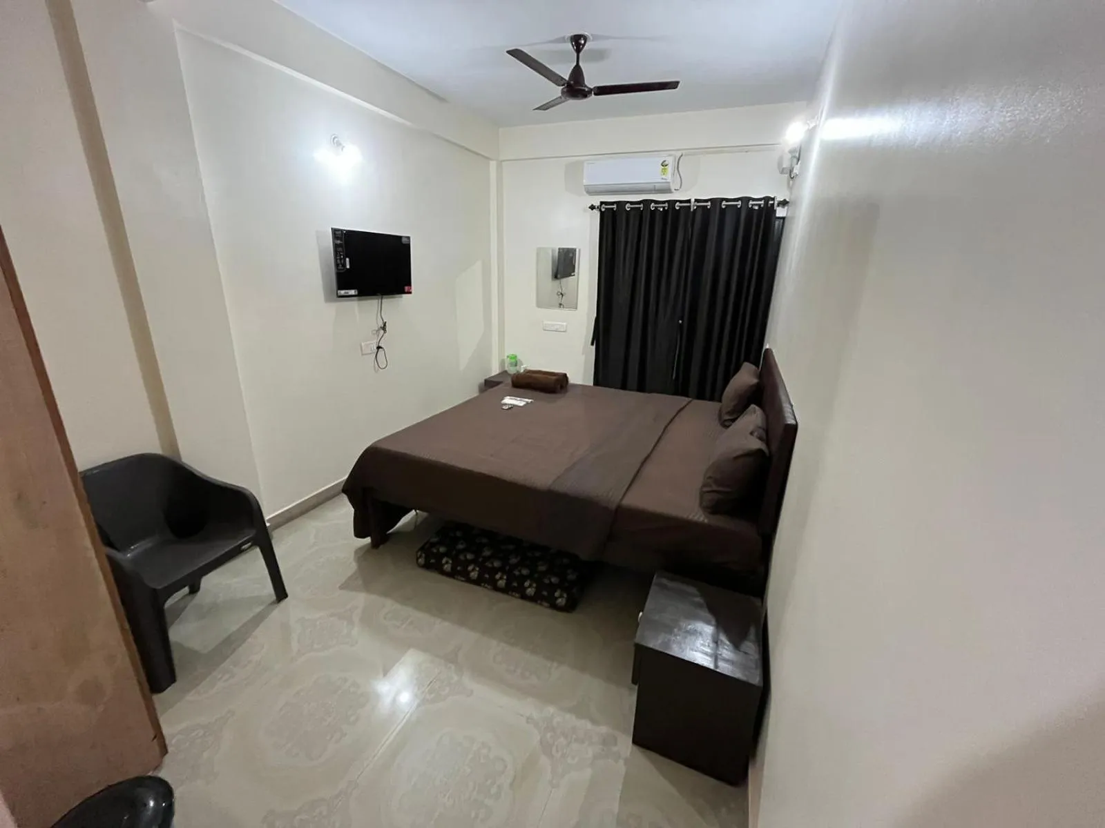 Bed in Hotel Saffron Baga