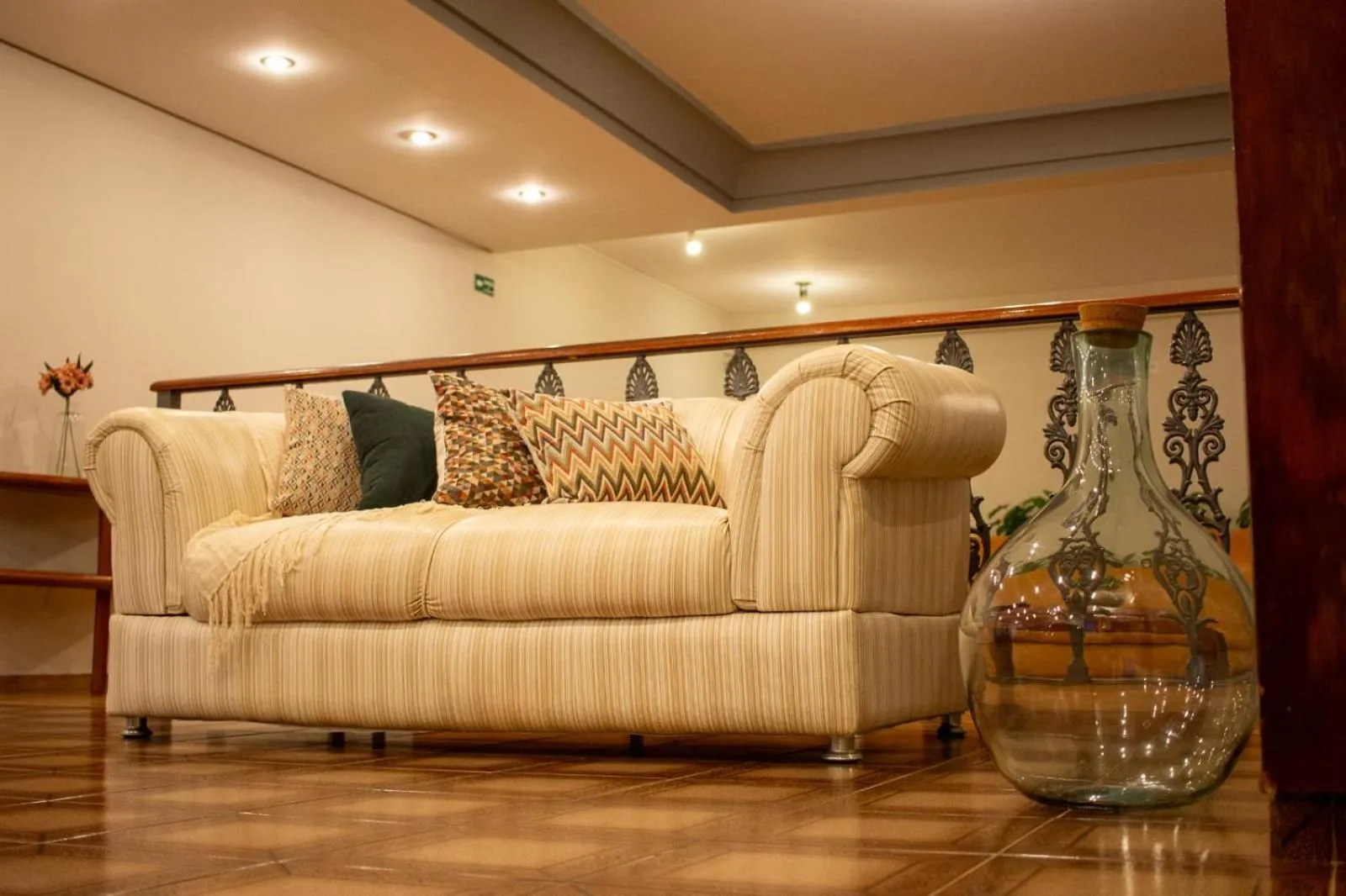 Communal lounge/ TV room in Hotel Aurora