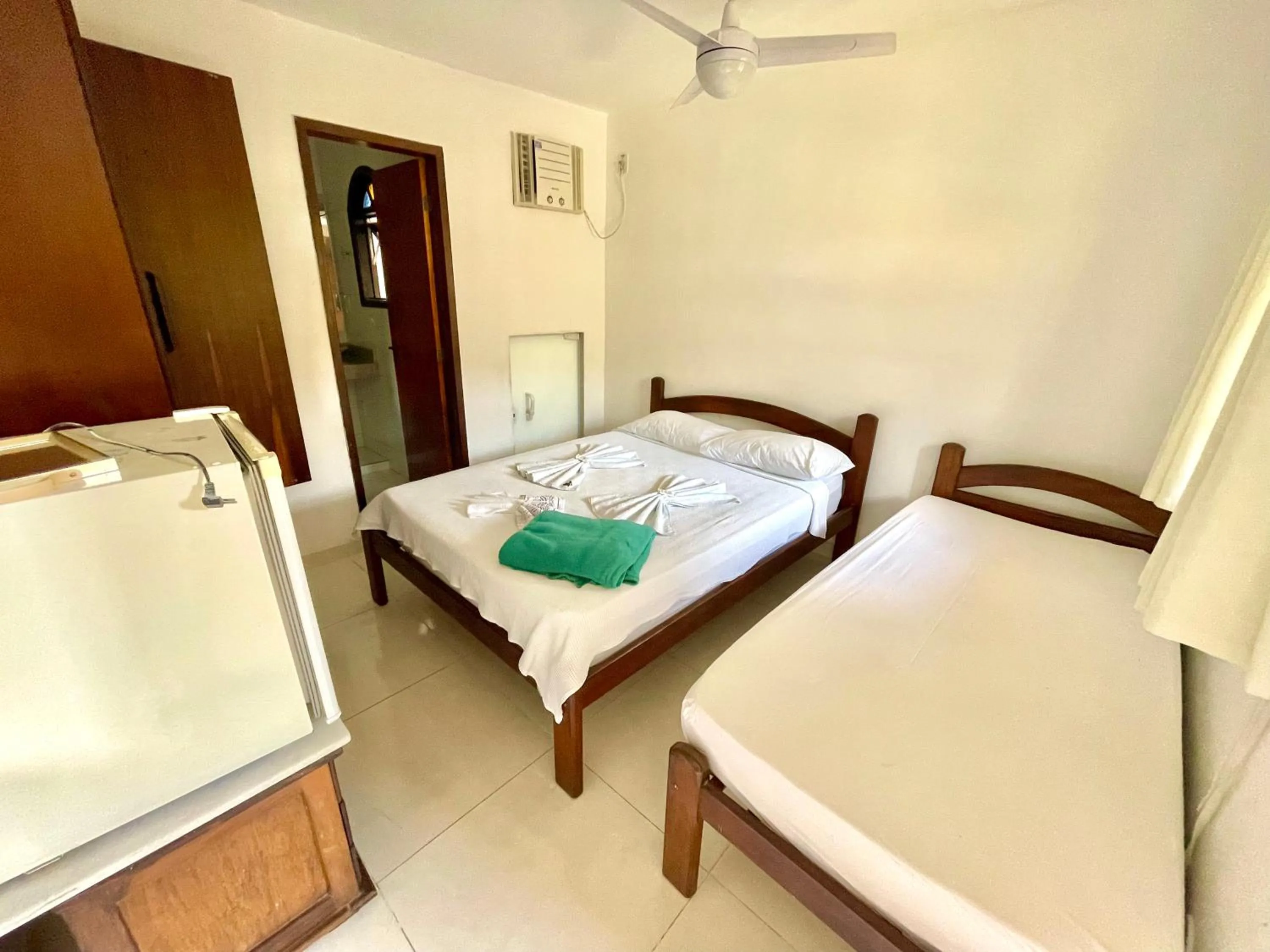 Shower, Bed in Pousada Toca dos Coelhos