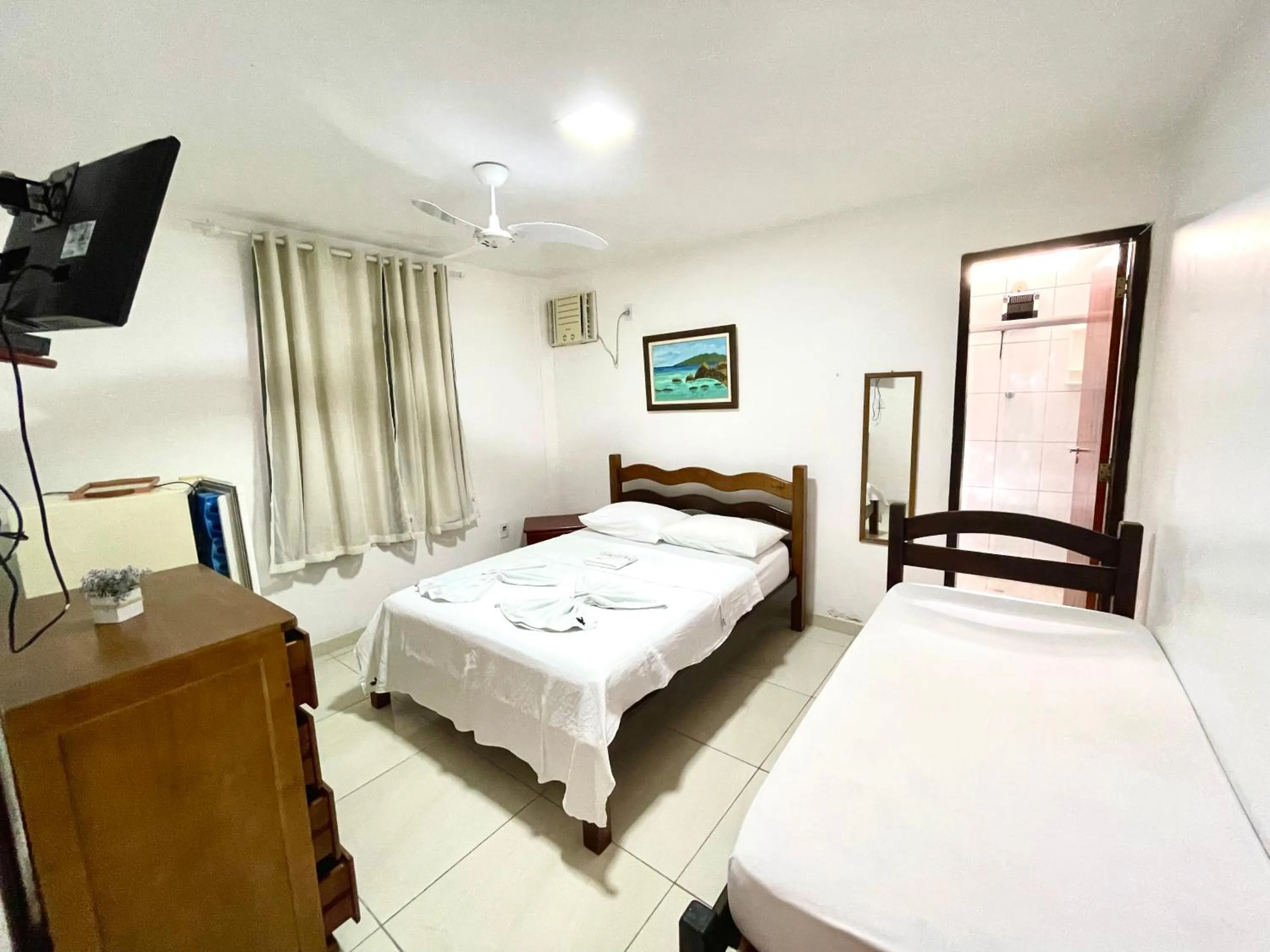 Shower, Bed in Pousada Toca dos Coelhos