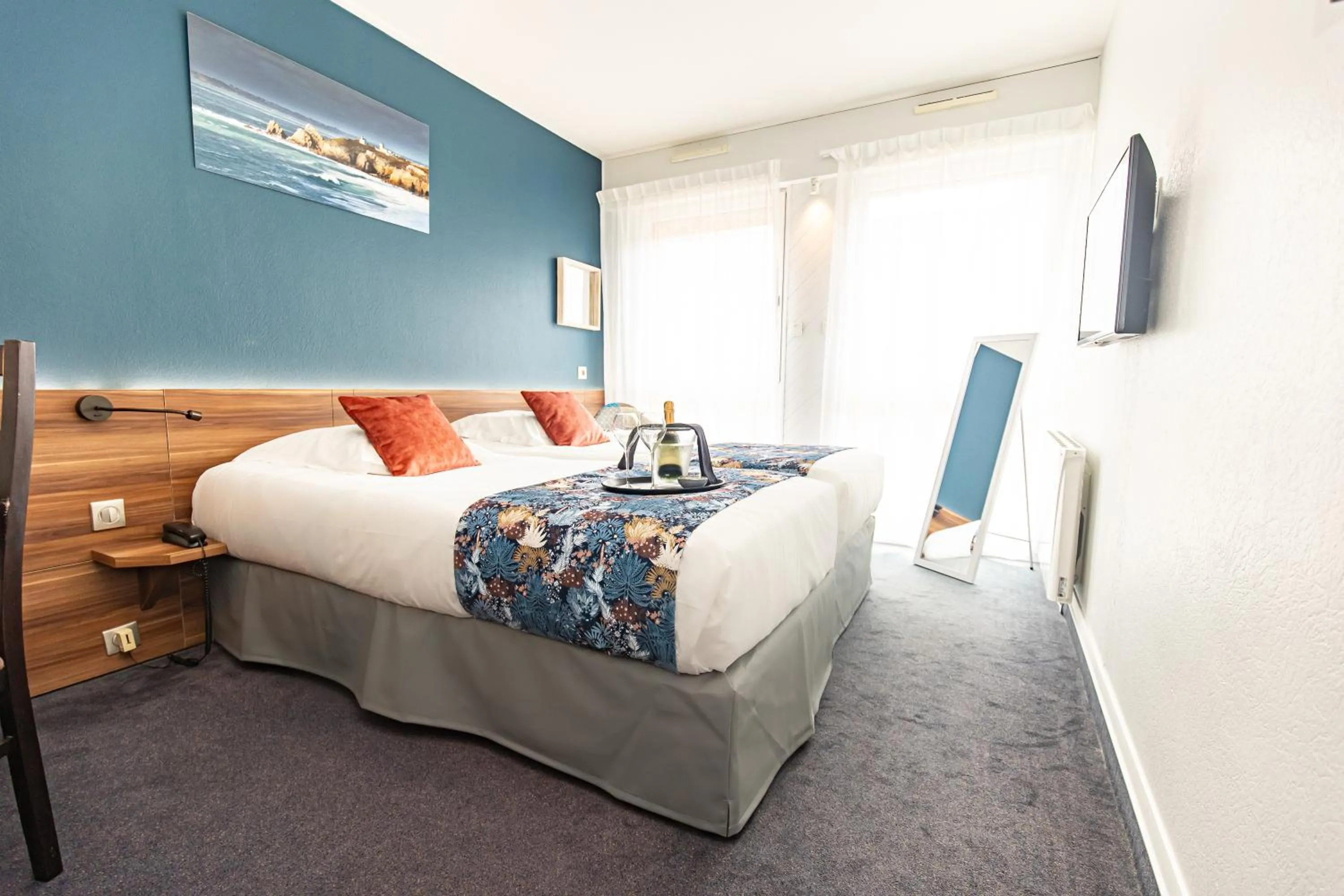 Bed in Logis Hôtel de France - Face à la Mer