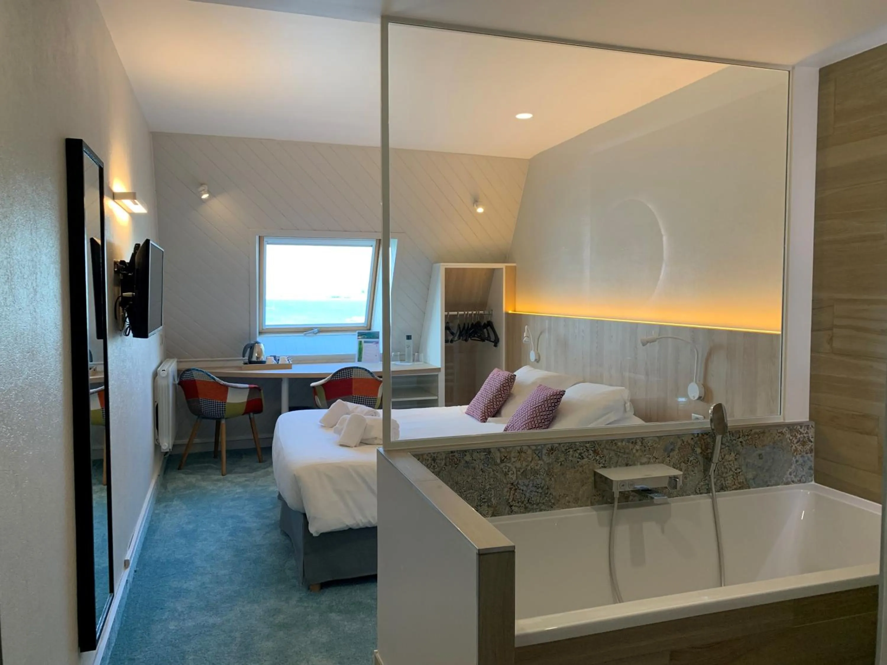 Bath, Bed in Logis Hôtel de France - Face à la Mer