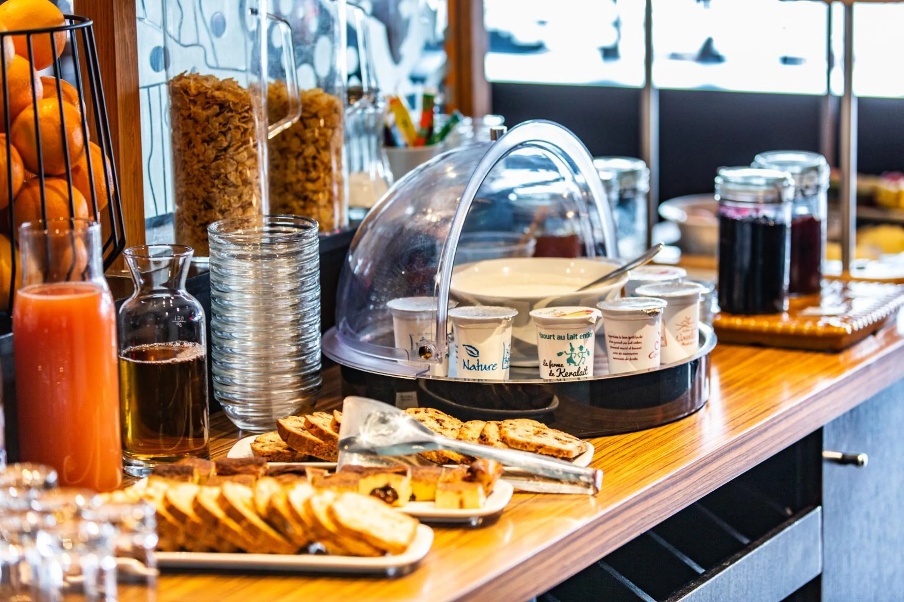 Buffet breakfast in Logis Hôtel de France - Face à la Mer