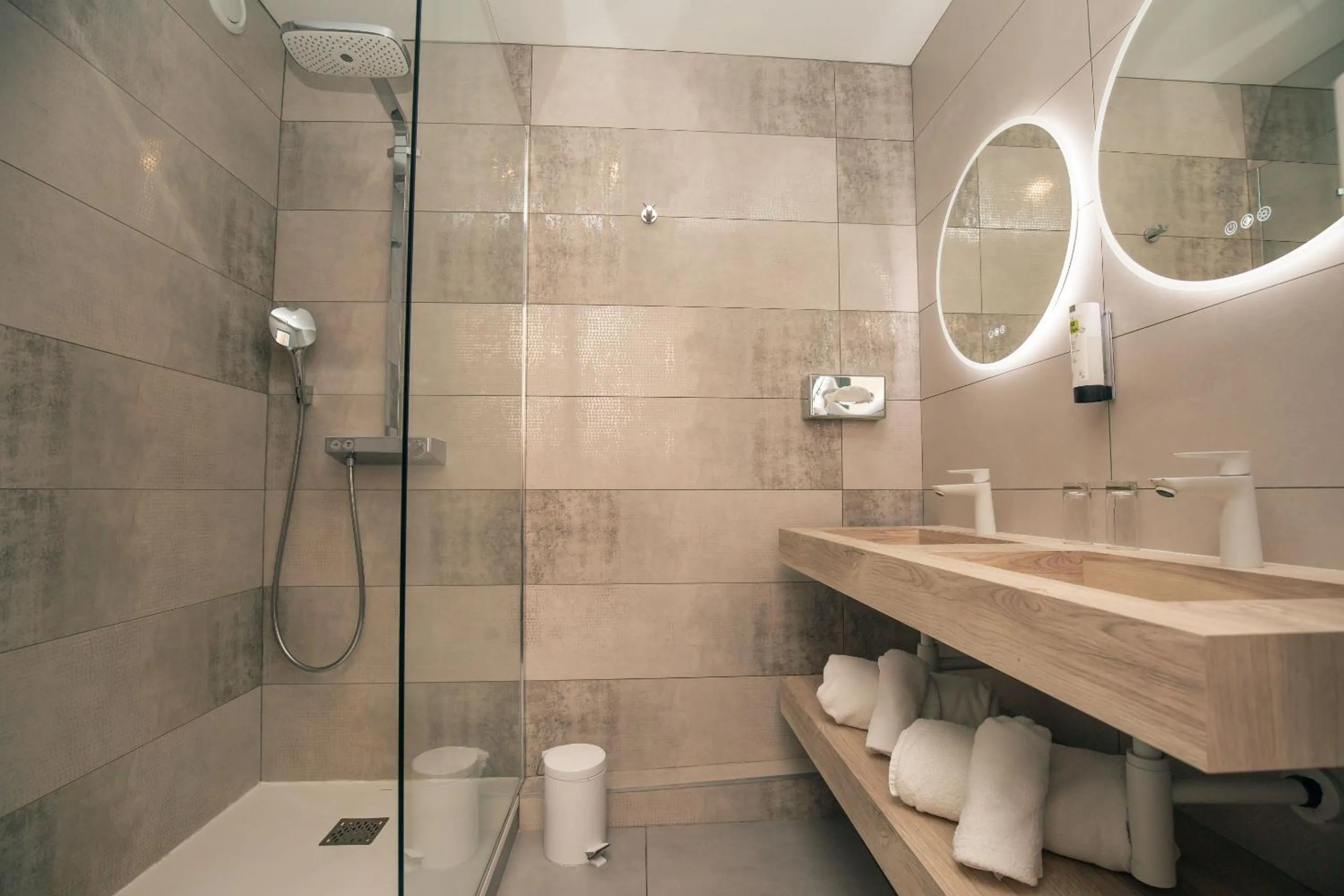 Shower in Logis Hôtel de France - Face à la Mer