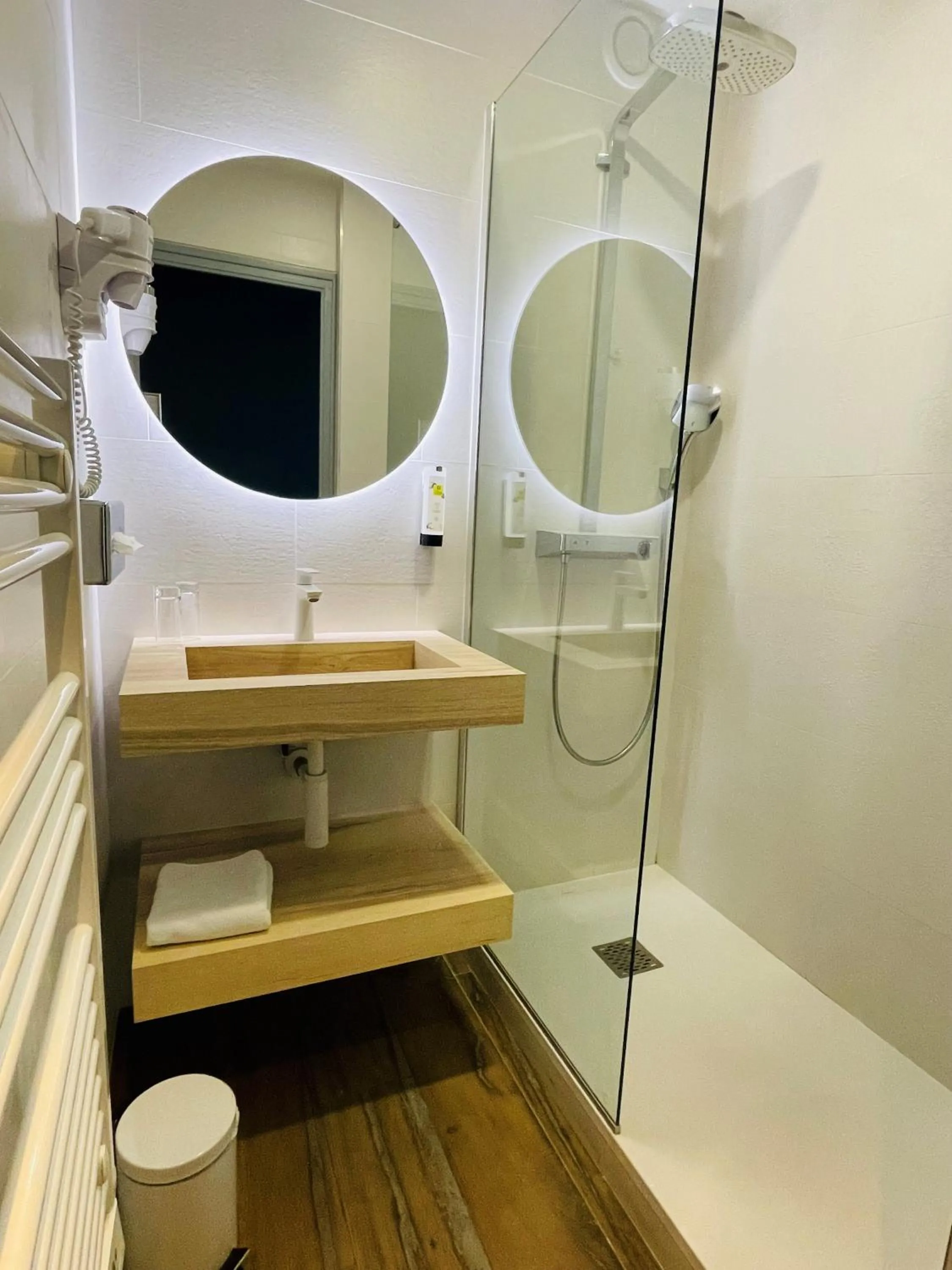 Shower in Logis Hôtel de France - Face à la Mer