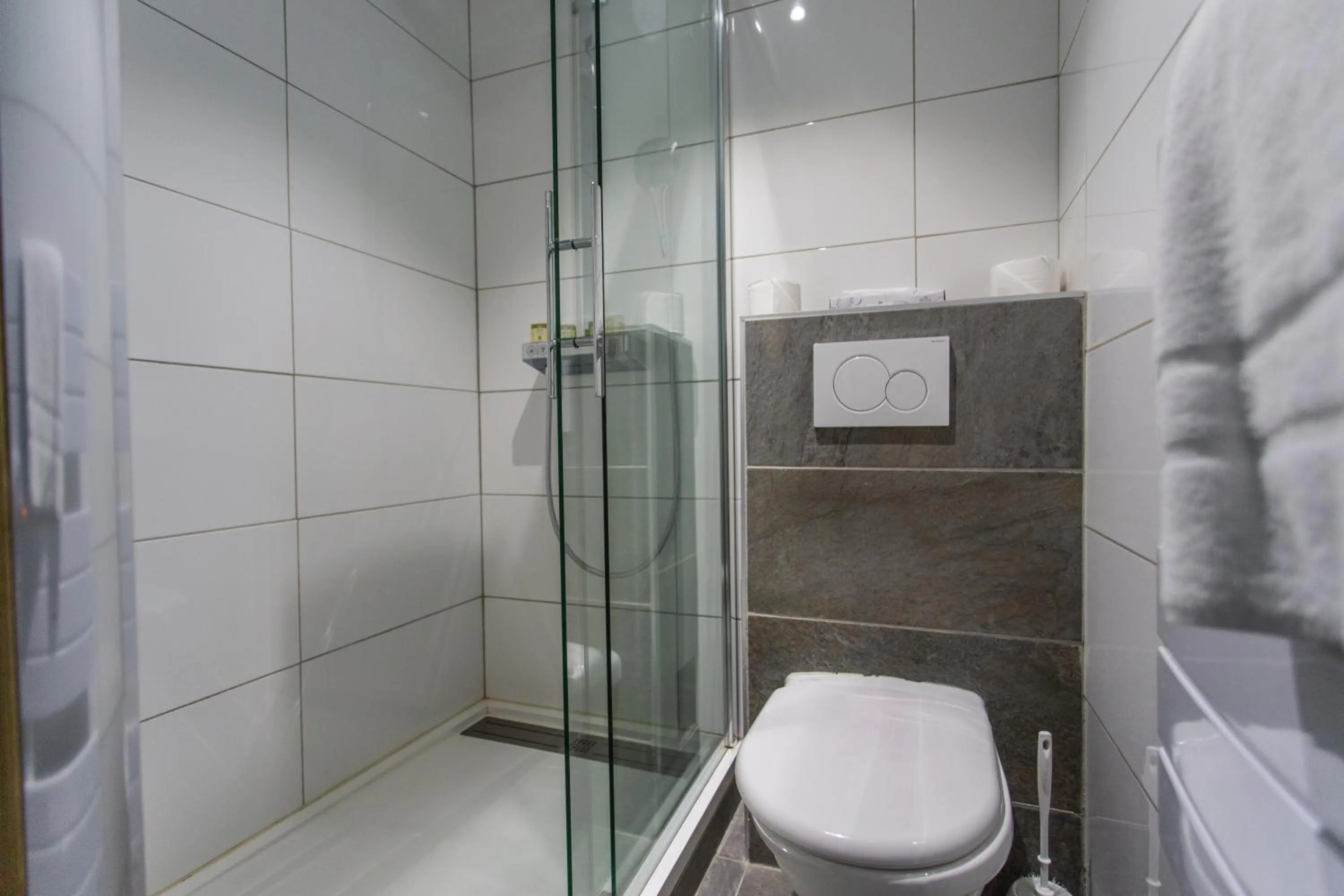 Bathroom in Logis Hôtel de France - Face à la Mer