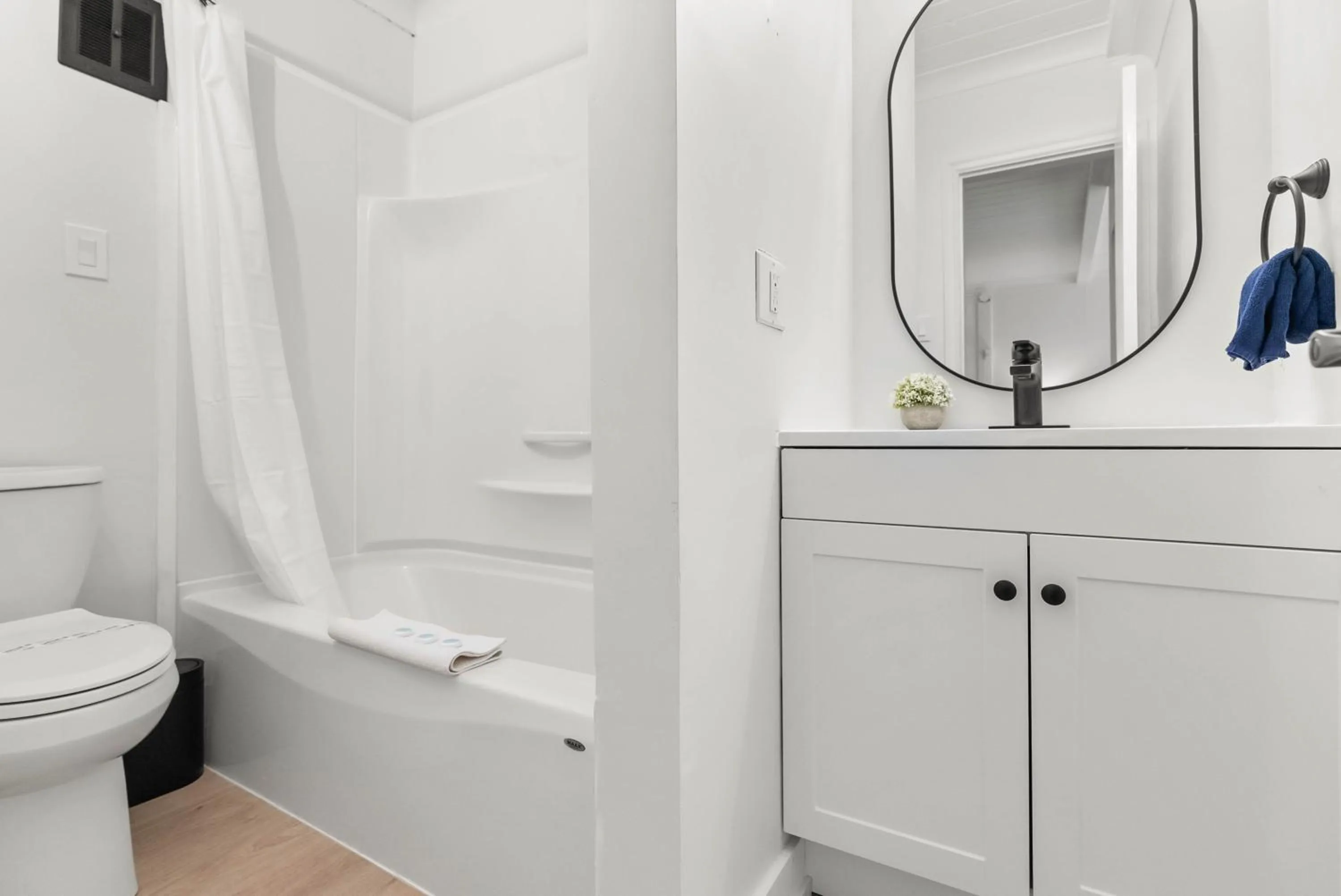 Bathroom in The Villager Inn Princeton Motel