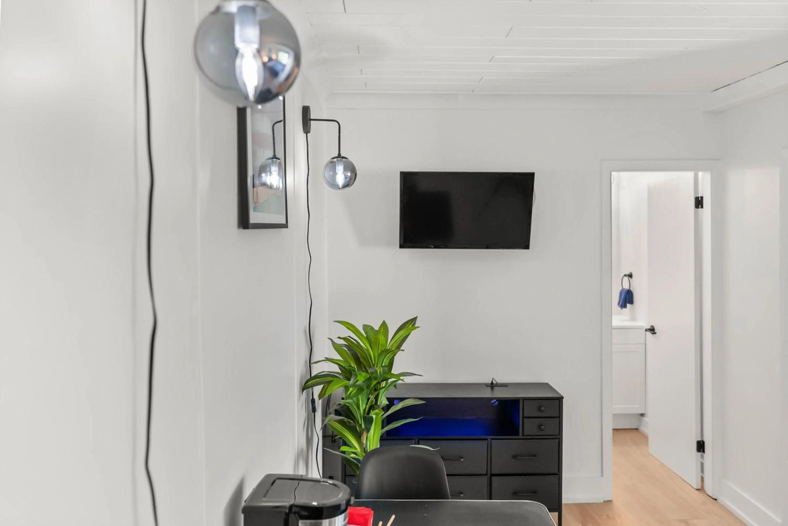 TV and multimedia in The Villager Inn Princeton Motel