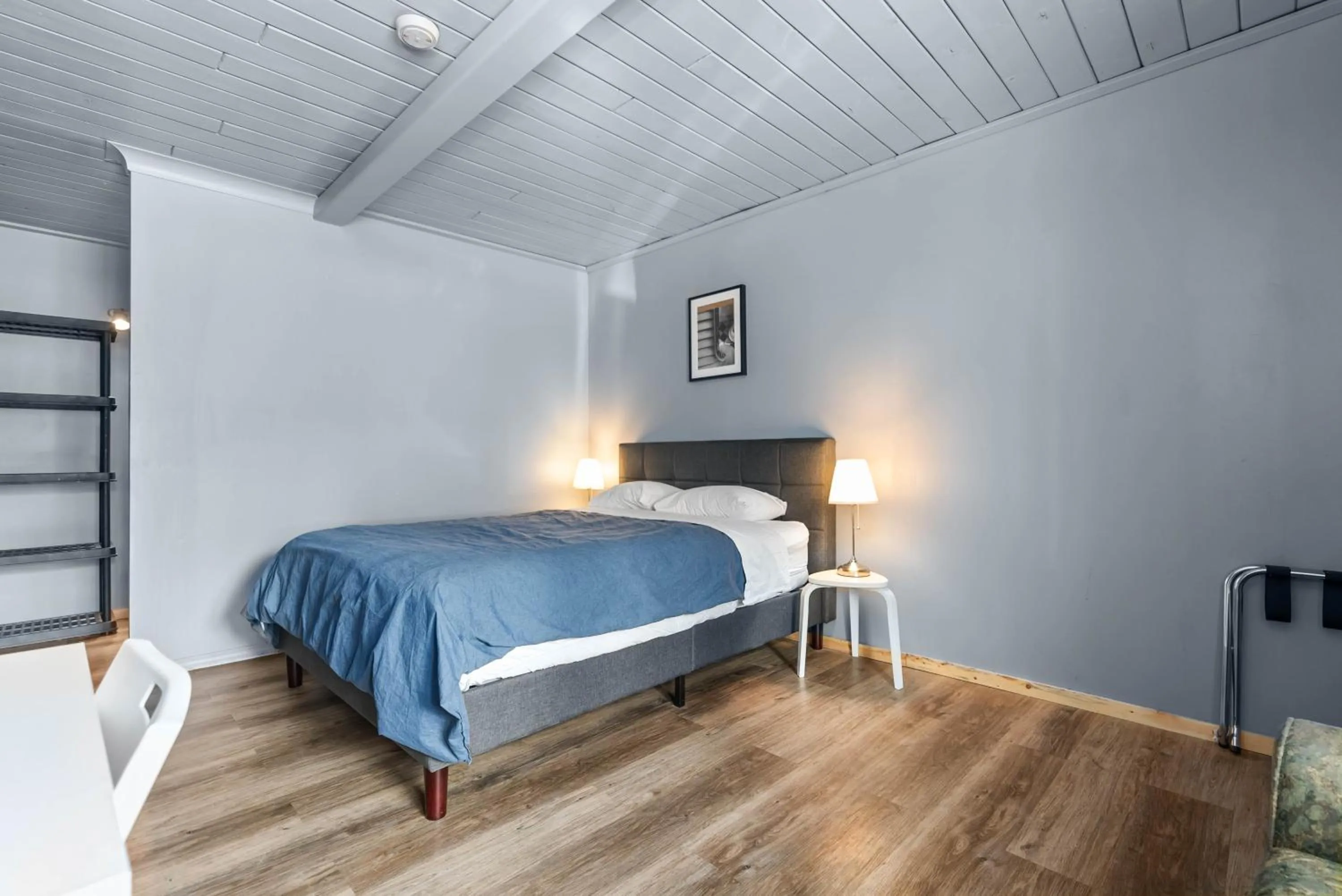 Bedroom in The Villager Inn Princeton Motel