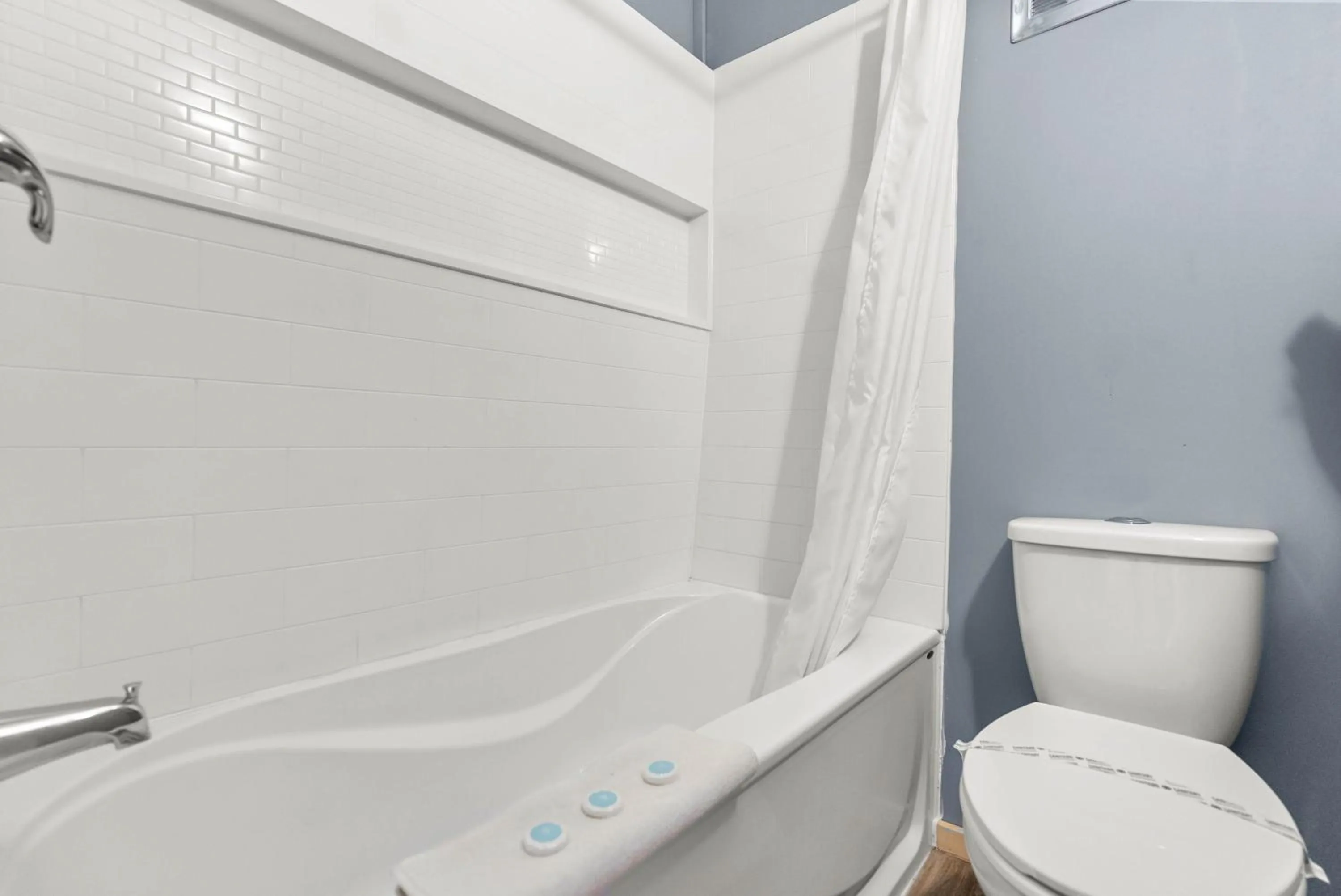 Public Bath in The Villager Inn Princeton Motel