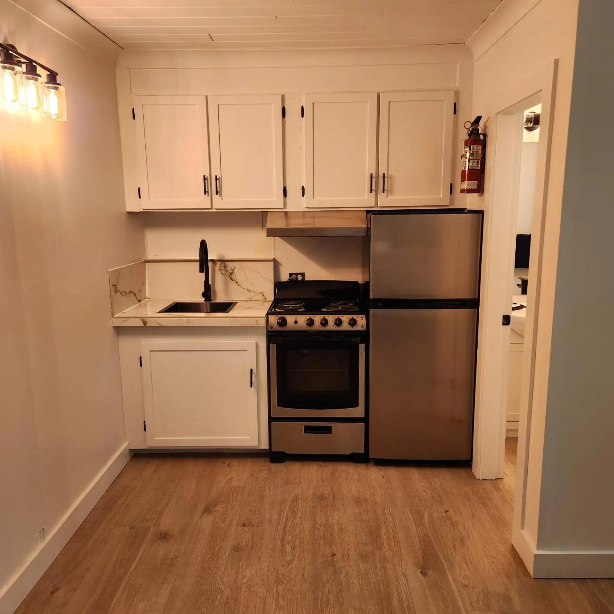 Kitchen or kitchenette in The Villager Inn Princeton Motel