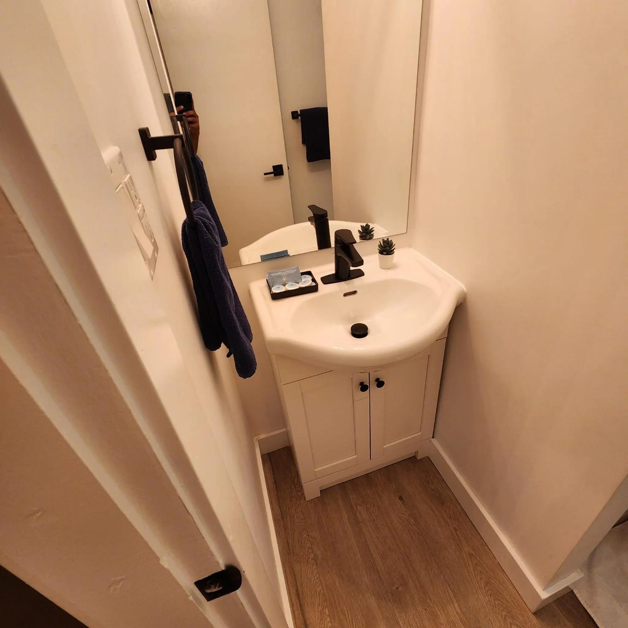 Bathroom in The Villager Inn Princeton Motel