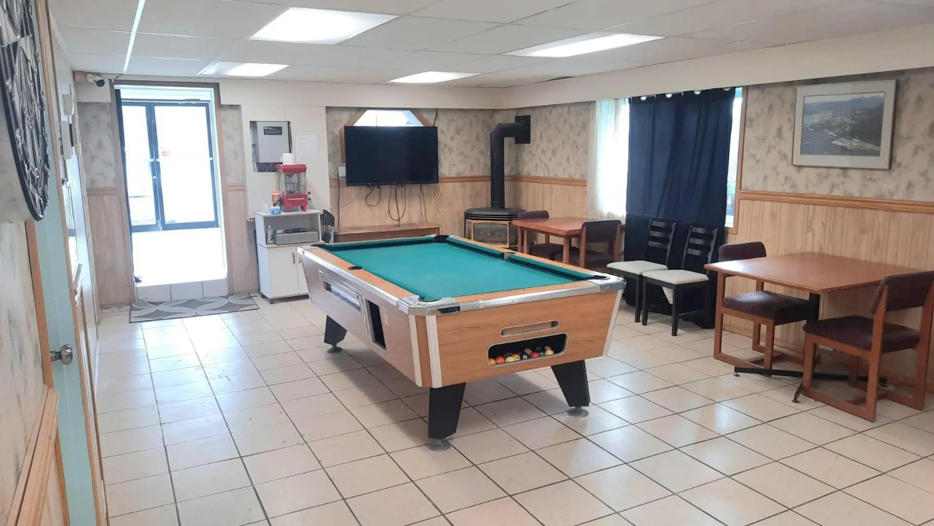 Communal lounge/ TV room in The Villager Inn Princeton Motel