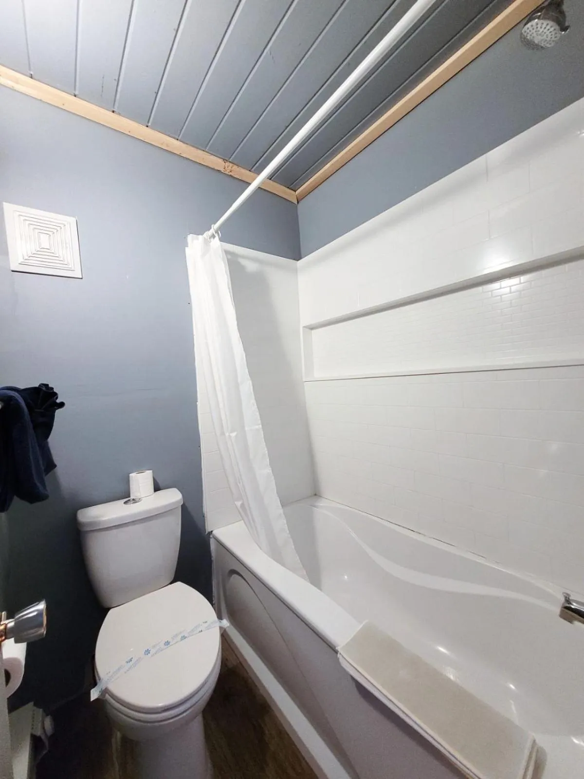 Bathroom in The Villager Inn Princeton Motel