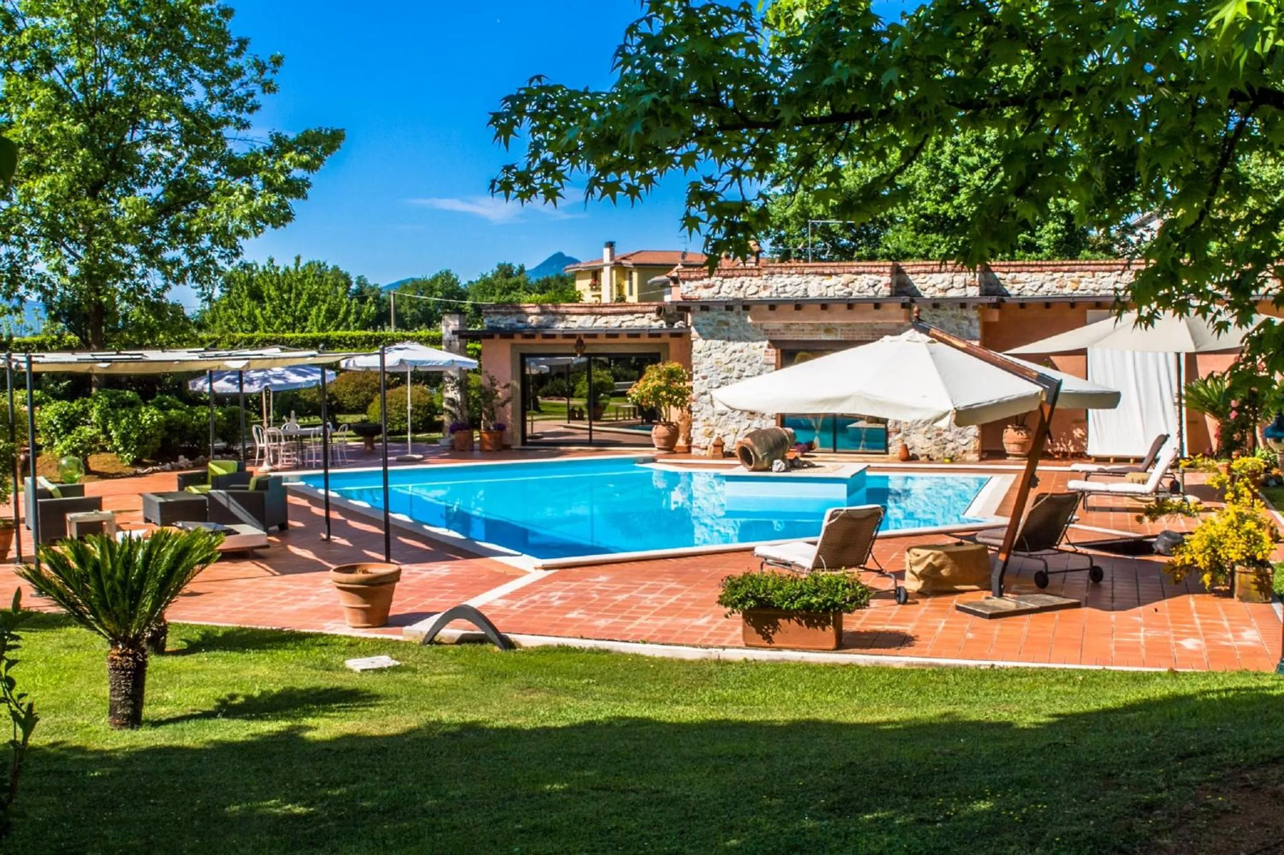 Pool view in B&B Villa Sbaraglia