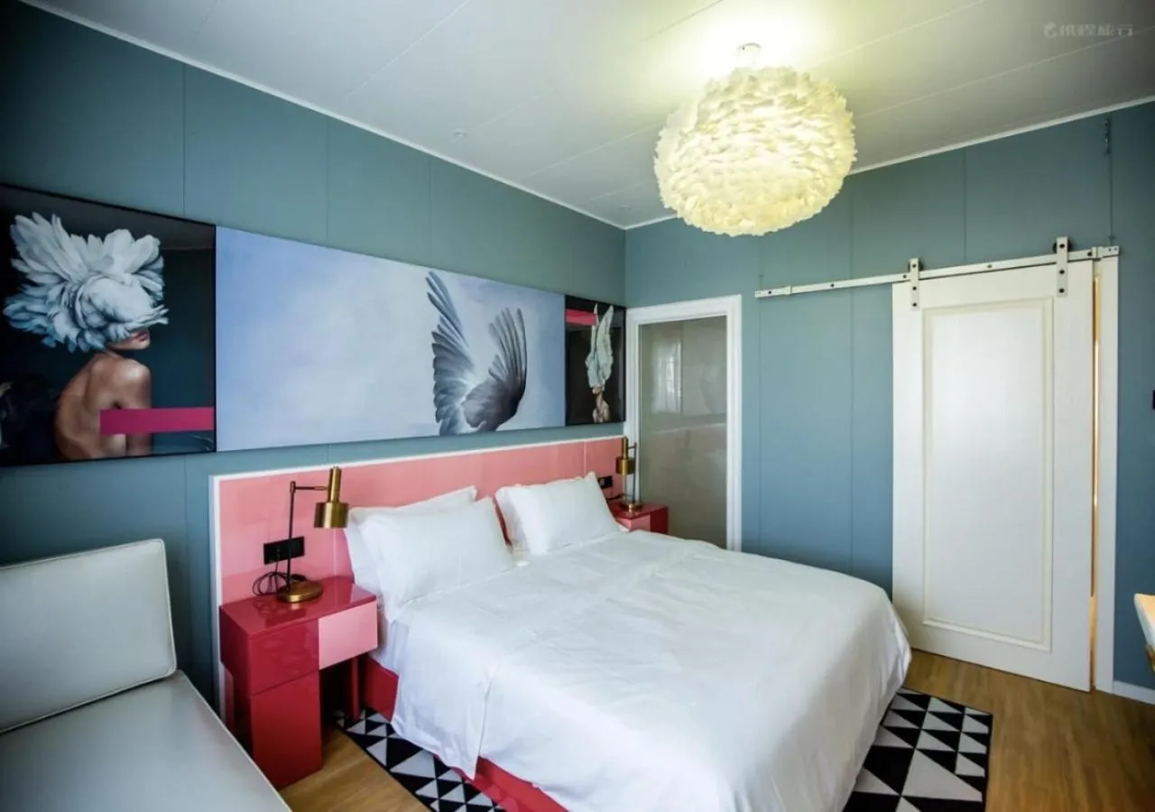 Bedroom, Bed in Discovery Saipan Hotel