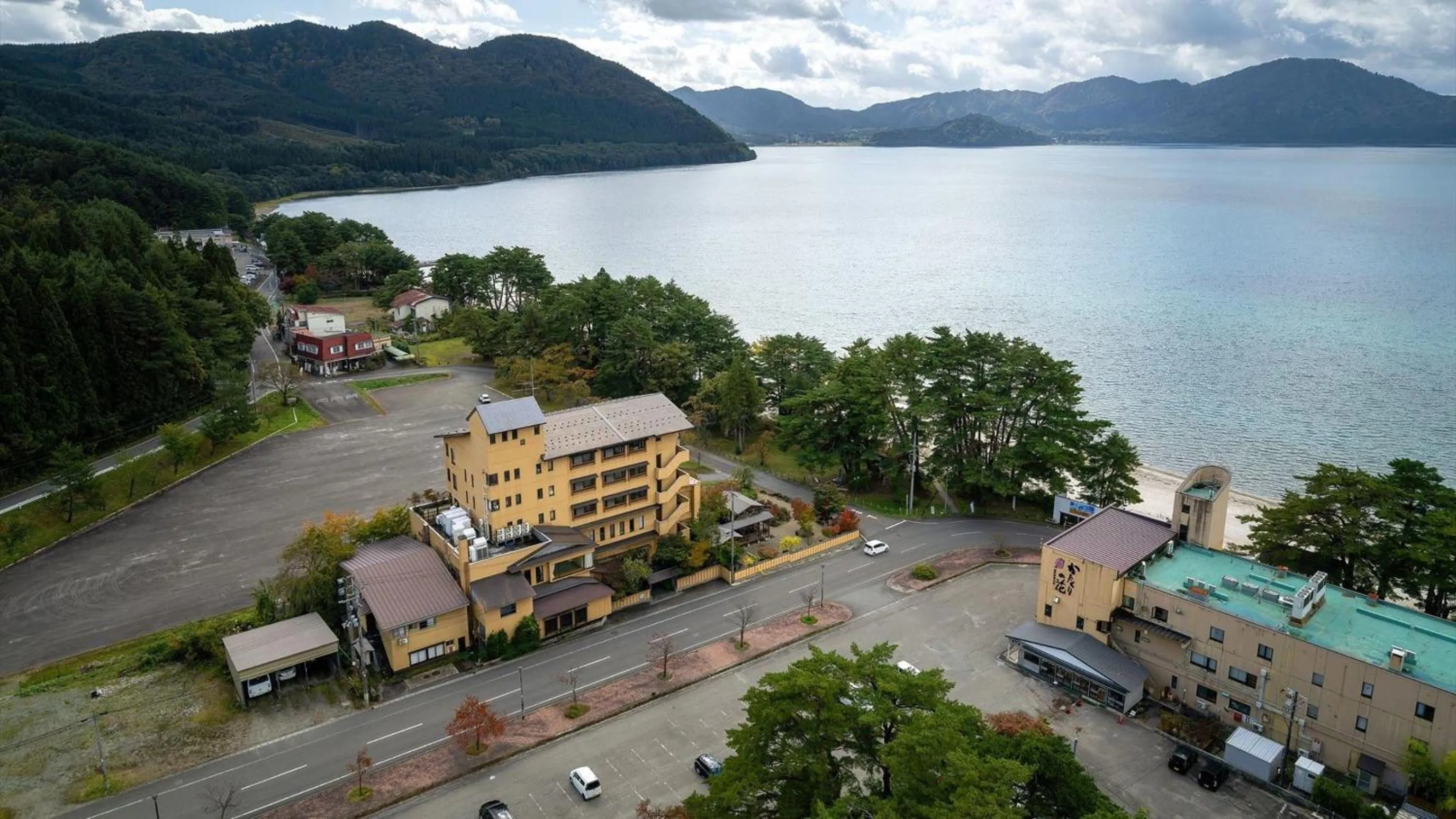 Property building in Kashintei Shirahama