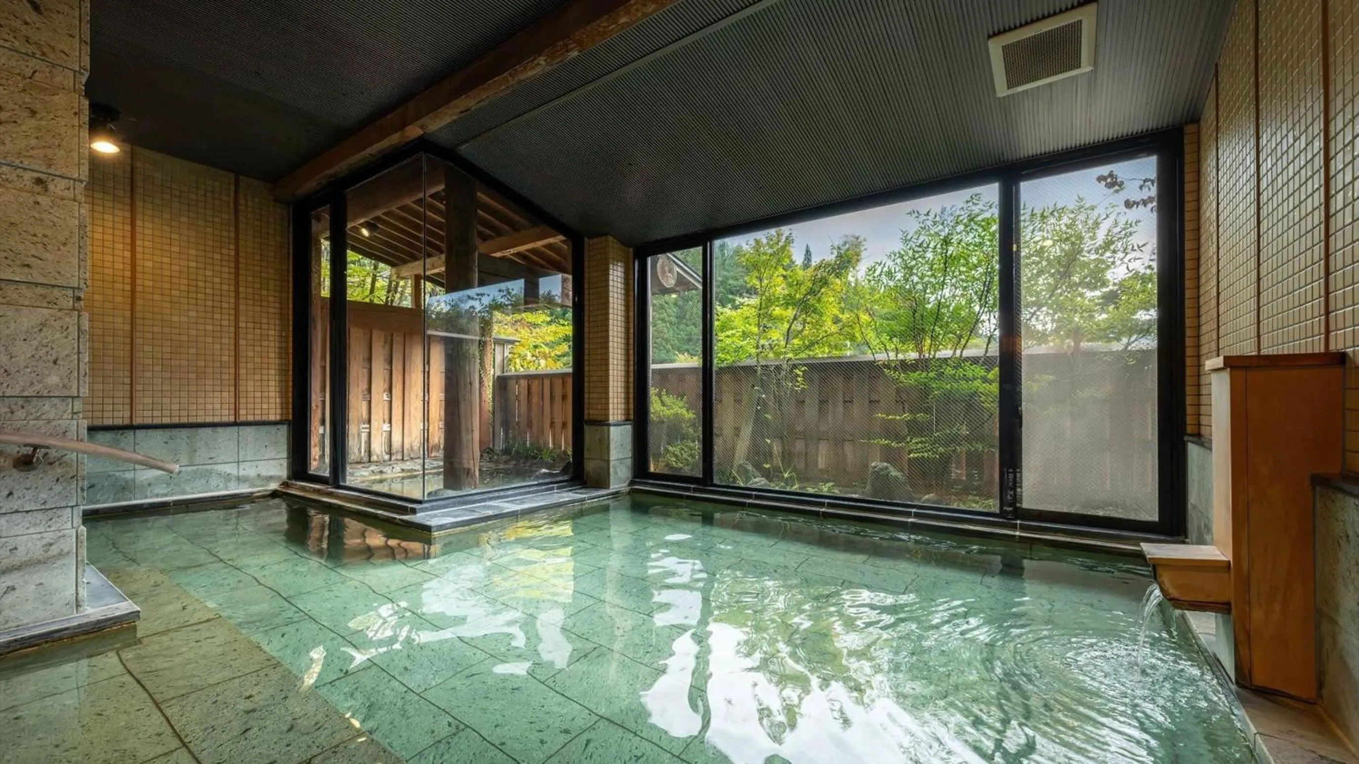 Hot Spring Bath in Kashintei Shirahama