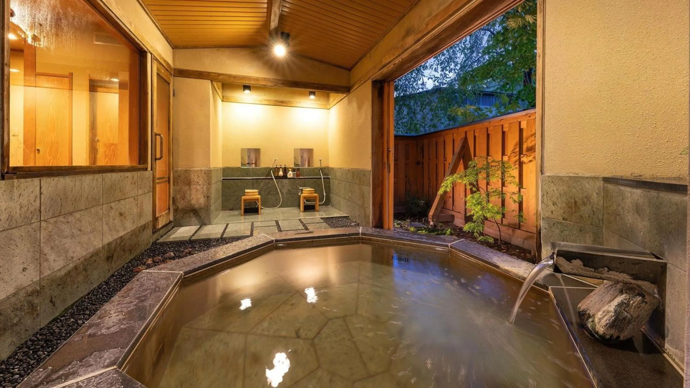 Hot Spring Bath in Kashintei Shirahama