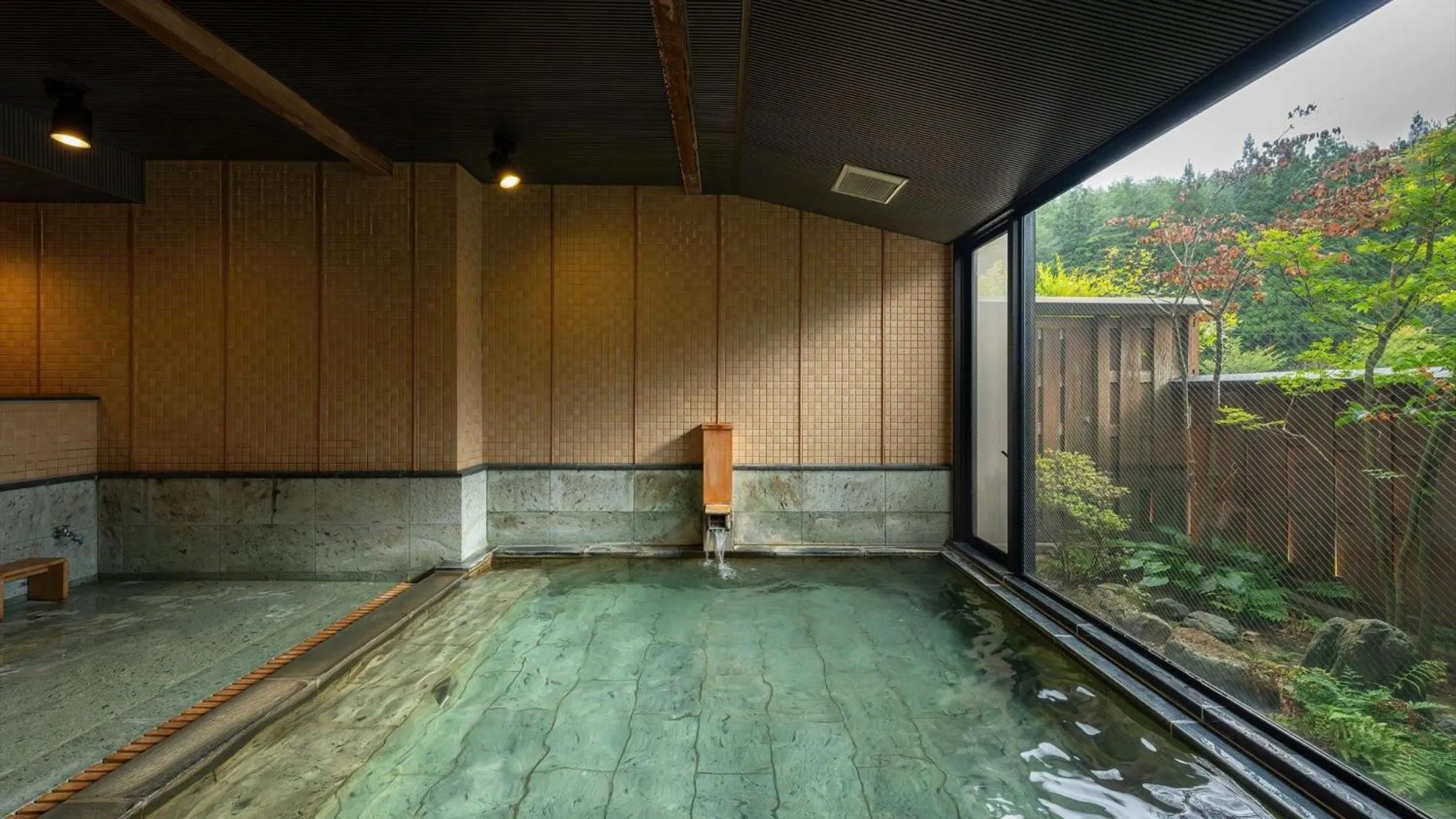 Hot Spring Bath in Kashintei Shirahama