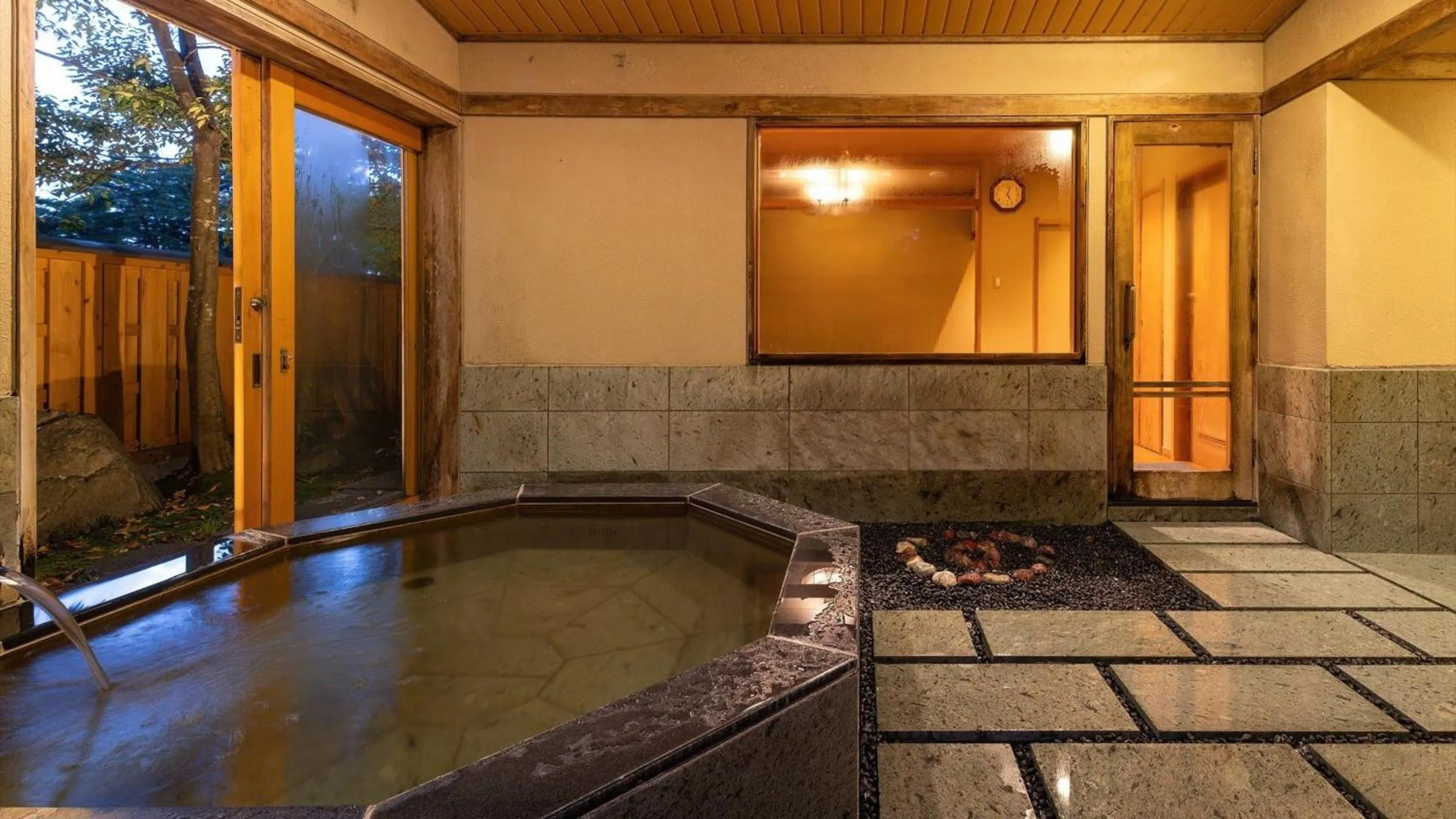 Hot Spring Bath in Kashintei Shirahama