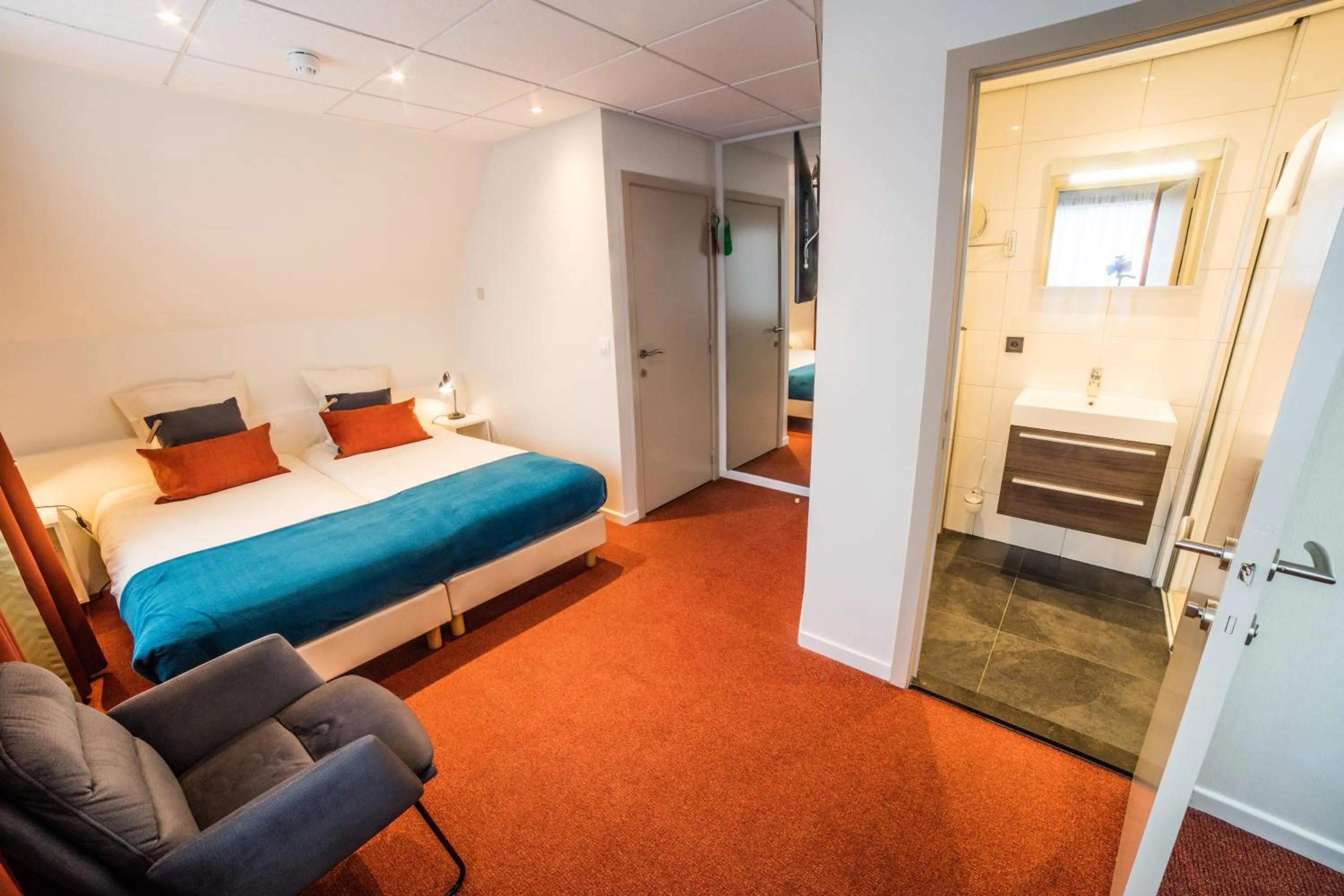 Photo of the whole room, Bed in De Eenhoorn