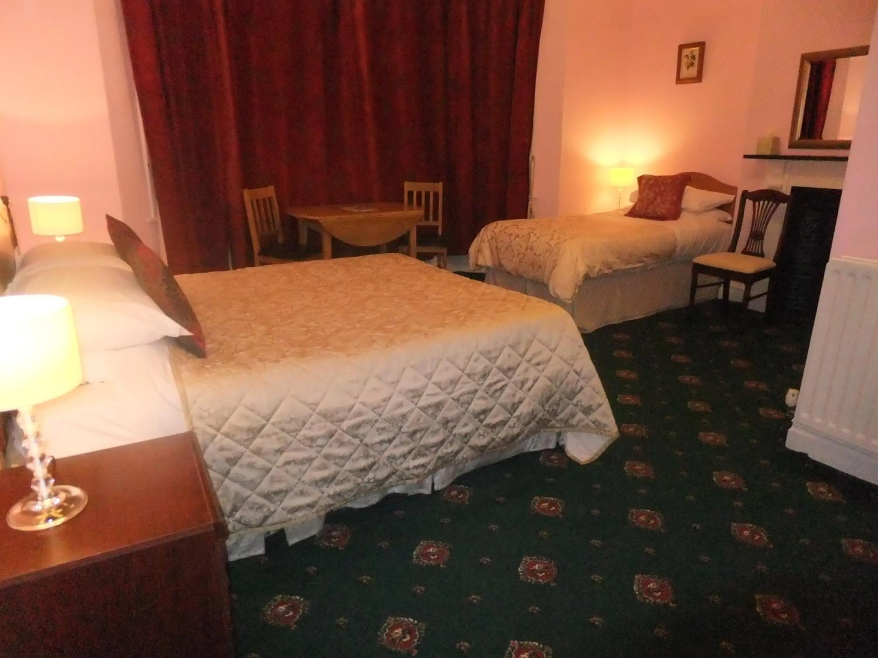 Photo of the whole room, Bed in Elgin Villa