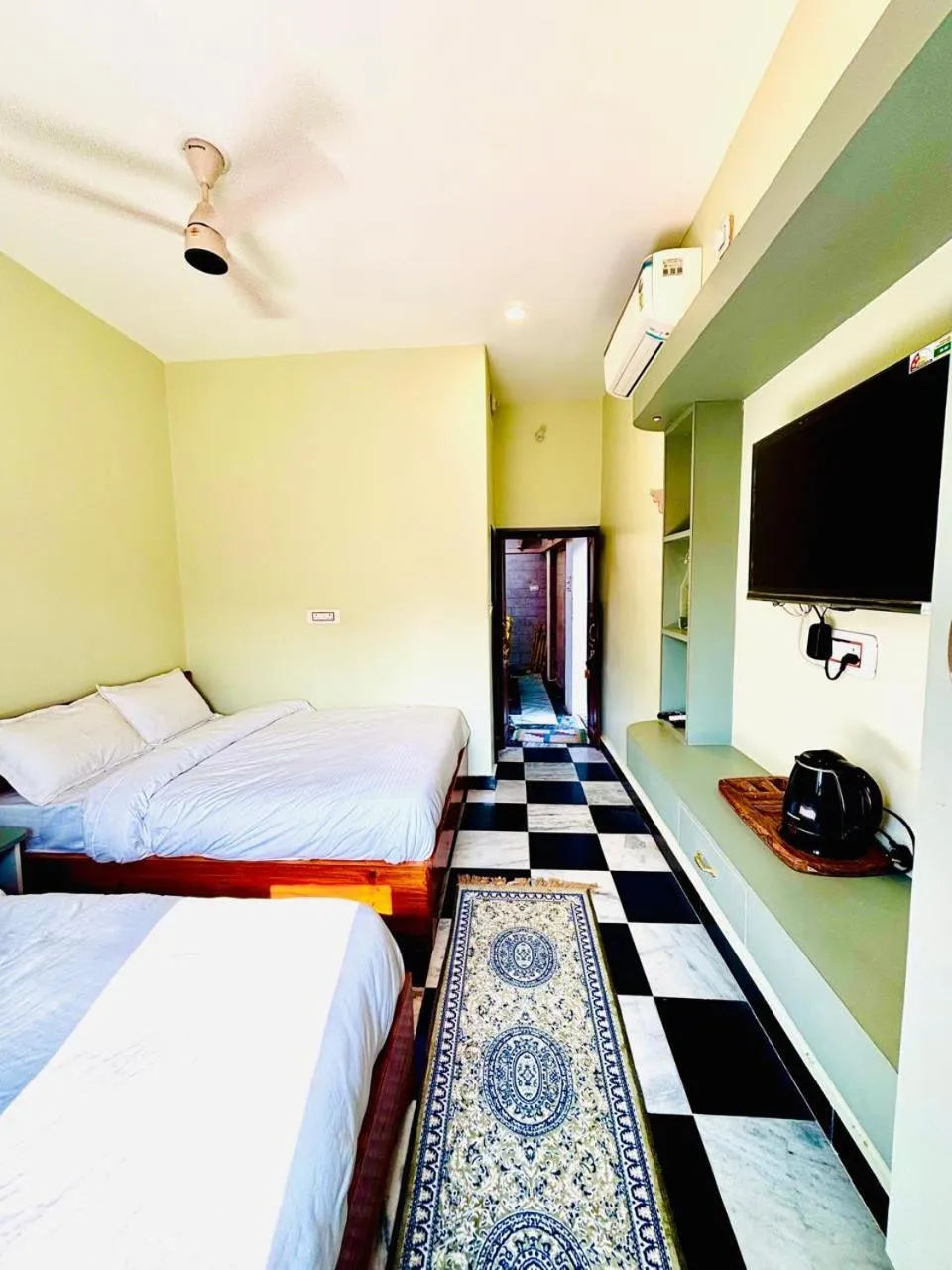 Communal lounge/ TV room, Bed in Narayana's Haveli